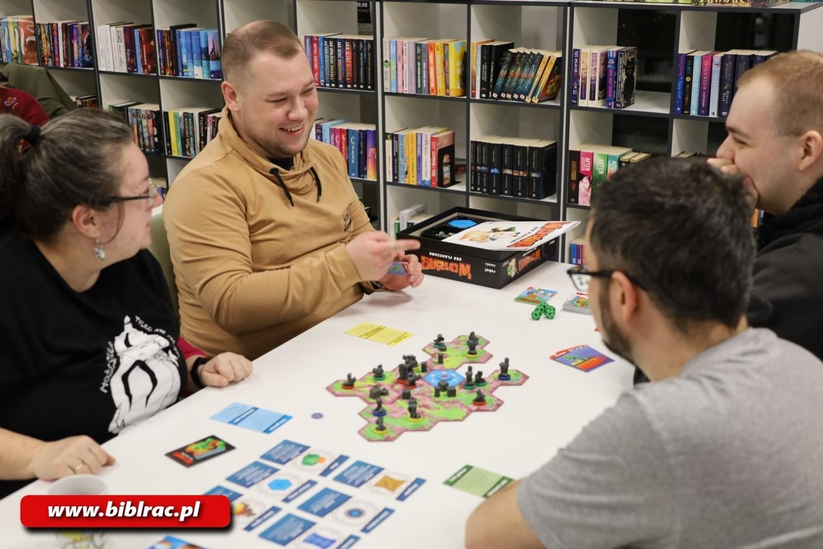 Zdjęcie w galerii na portalu naszraciborz.pl: Nie spać, grać! Noc z Grami bez prądu na Stacji Młodych wiadomości z regionu