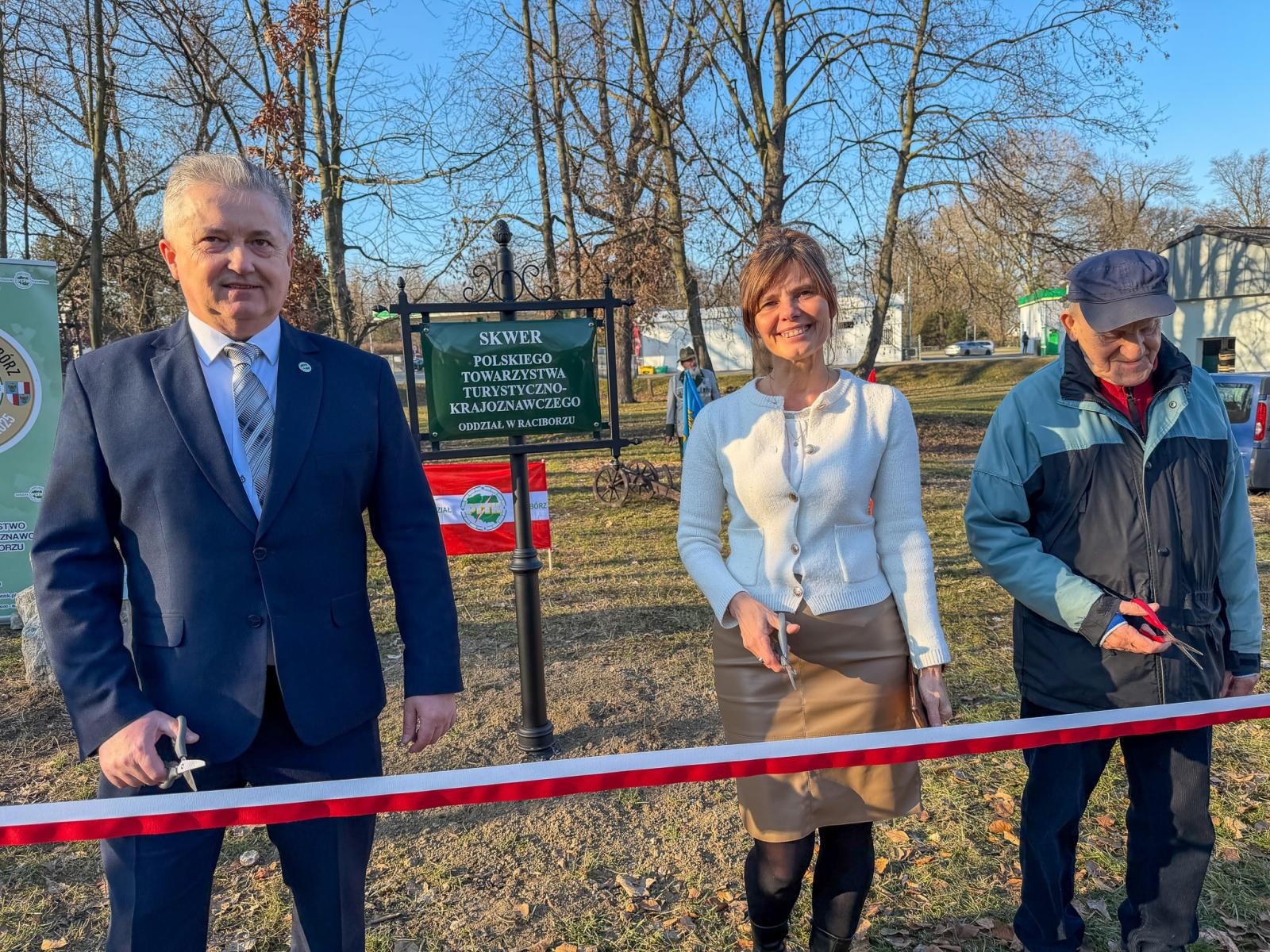 Zdjęcie w galerii na portalu naszraciborz.pl: Skwer PTTK w Raciborzu oficjalnie otwarty. Salwa armatnia na 71. rocznicę powstania Oddziału wiadomości z regionu