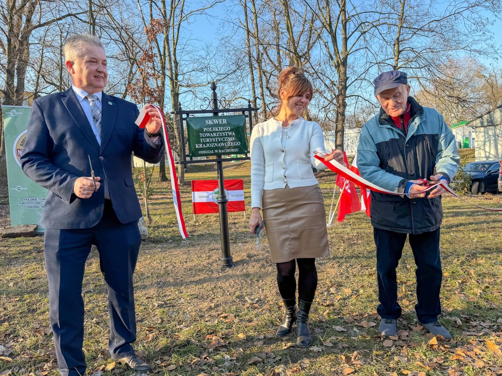 Zdjęcie w galerii na portalu naszraciborz.pl: Skwer PTTK w Raciborzu oficjalnie otwarty. Salwa armatnia na 71. rocznicę powstania Oddziału wiadomości z regionu