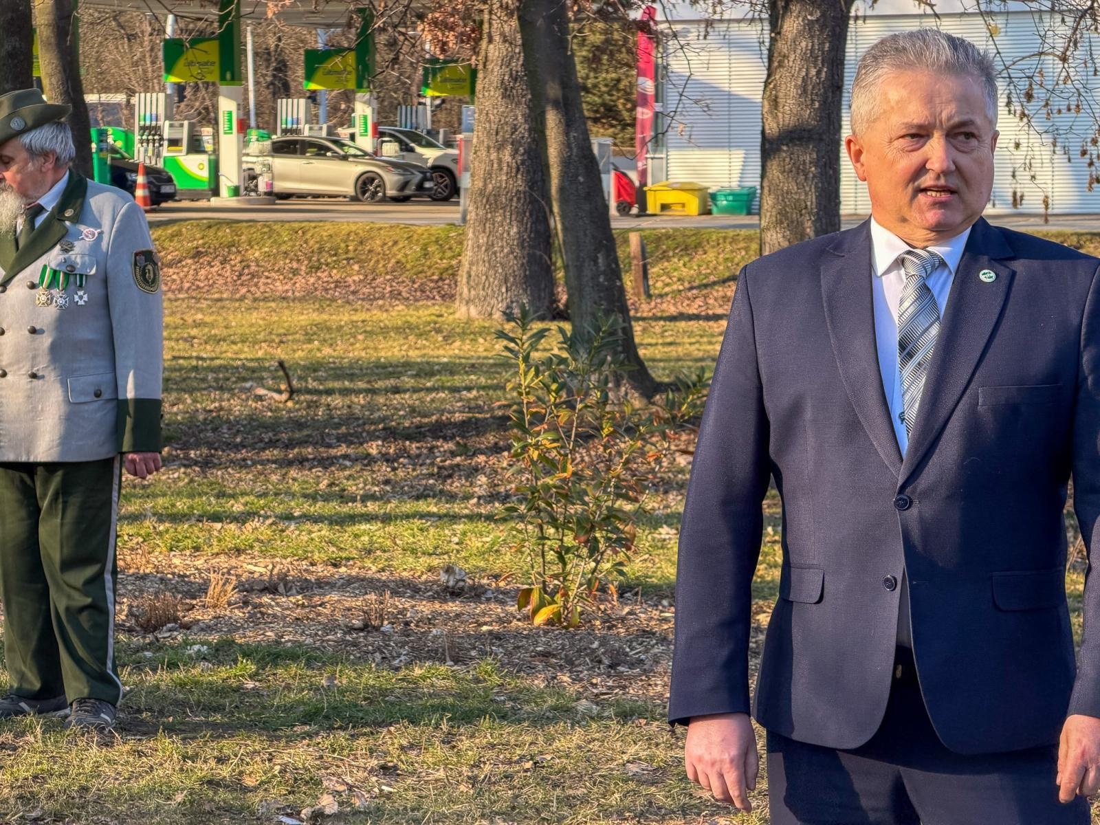 Zdjęcie w galerii na portalu naszraciborz.pl: Skwer PTTK w Raciborzu oficjalnie otwarty. Salwa armatnia na 71. rocznicę powstania Oddziału wiadomości z regionu