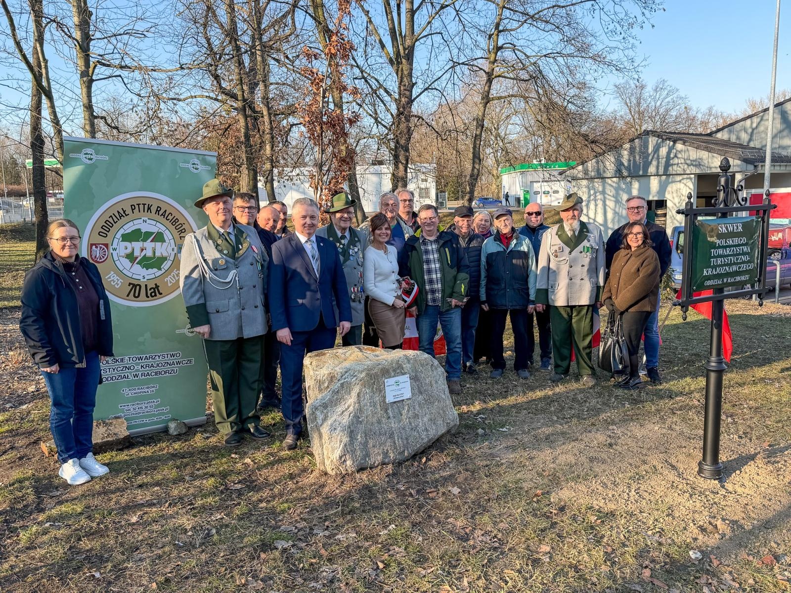 Zdjęcie w galerii na portalu naszraciborz.pl: Skwer PTTK w Raciborzu oficjalnie otwarty. Salwa armatnia na 71. rocznicę powstania Oddziału wiadomości z regionu