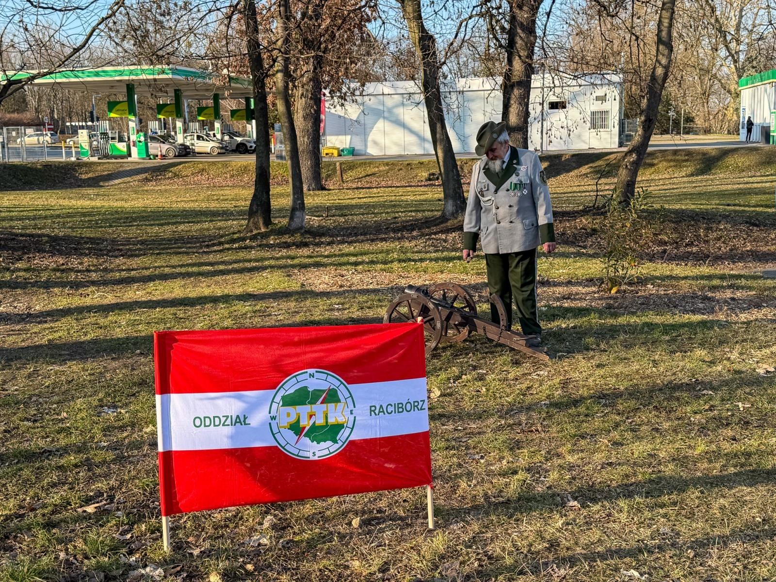 Zdjęcie w galerii na portalu naszraciborz.pl: Skwer PTTK w Raciborzu oficjalnie otwarty. Salwa armatnia na 71. rocznicę powstania Oddziału wiadomości z regionu