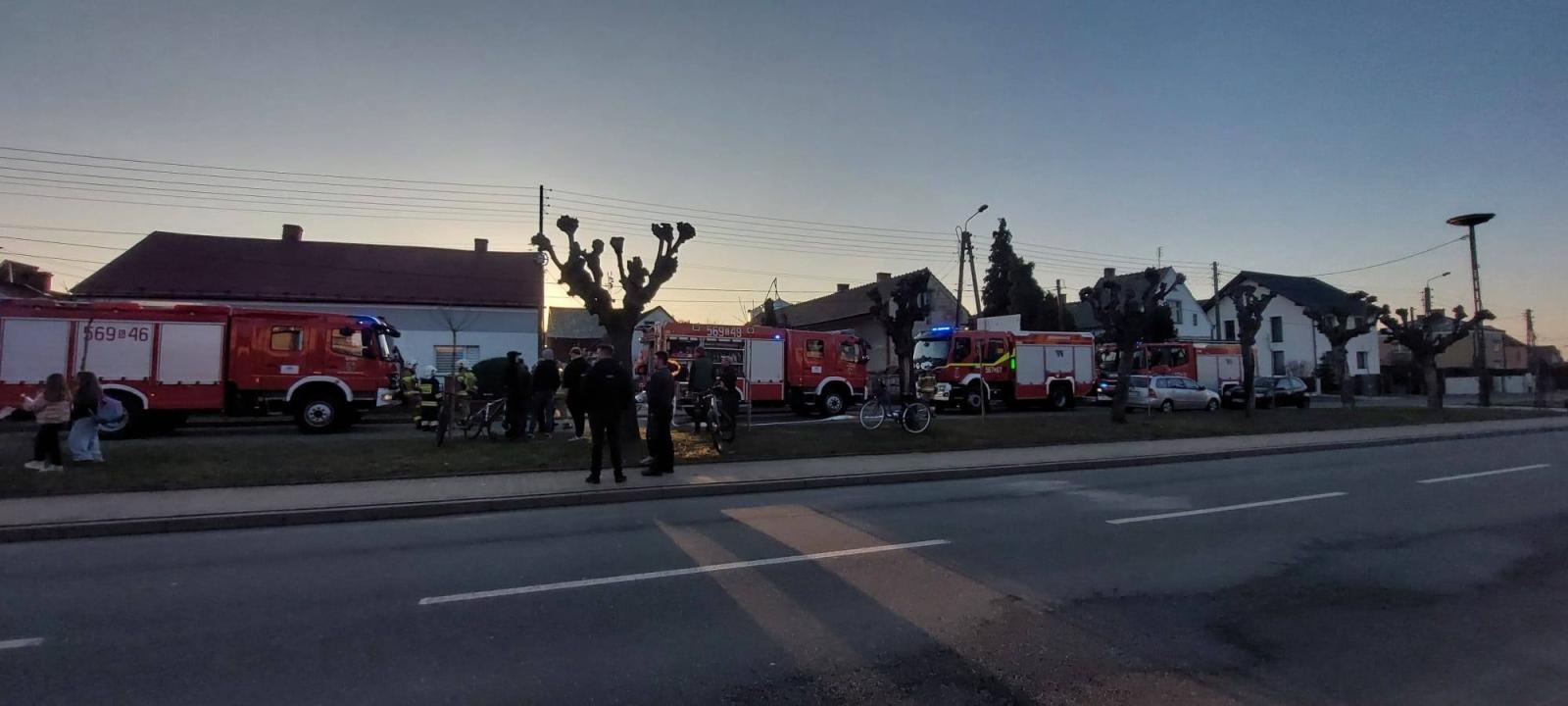 Zdjęcie w galerii na portalu naszraciborz.pl: Pożar w stodole, płonęły tuje i ciężarówka w ogniu. Noc pełna interwencji strażaków wiadomości z regionu