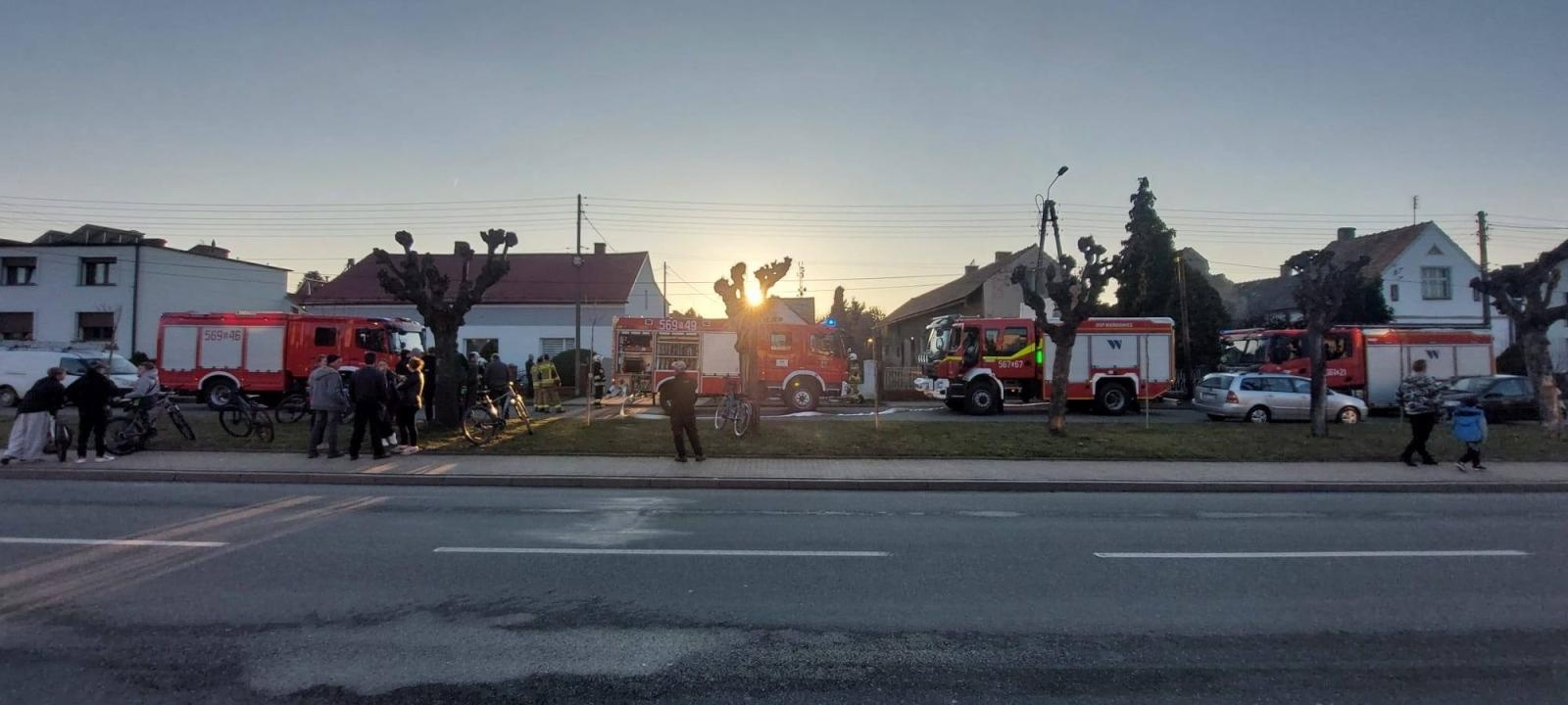 Zdjęcie w galerii na portalu naszraciborz.pl: Pożar w stodole, płonęły tuje i ciężarówka w ogniu. Noc pełna interwencji strażaków wiadomości z regionu