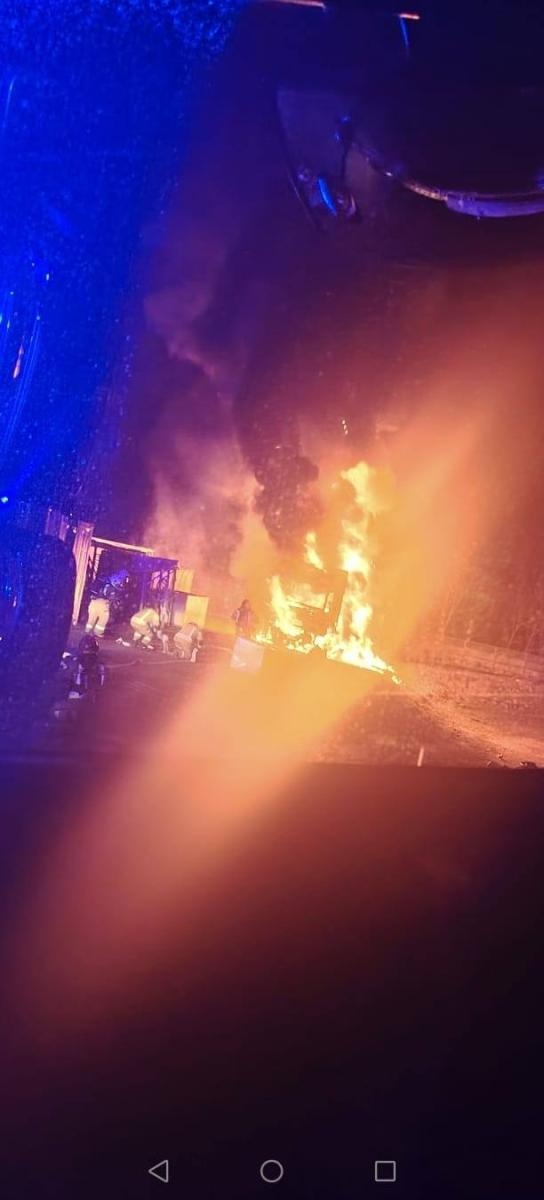 Zdjęcie w galerii na portalu naszraciborz.pl: Pożar w stodole, płonęły tuje i ciężarówka w ogniu. Noc pełna interwencji strażaków wiadomości z regionu