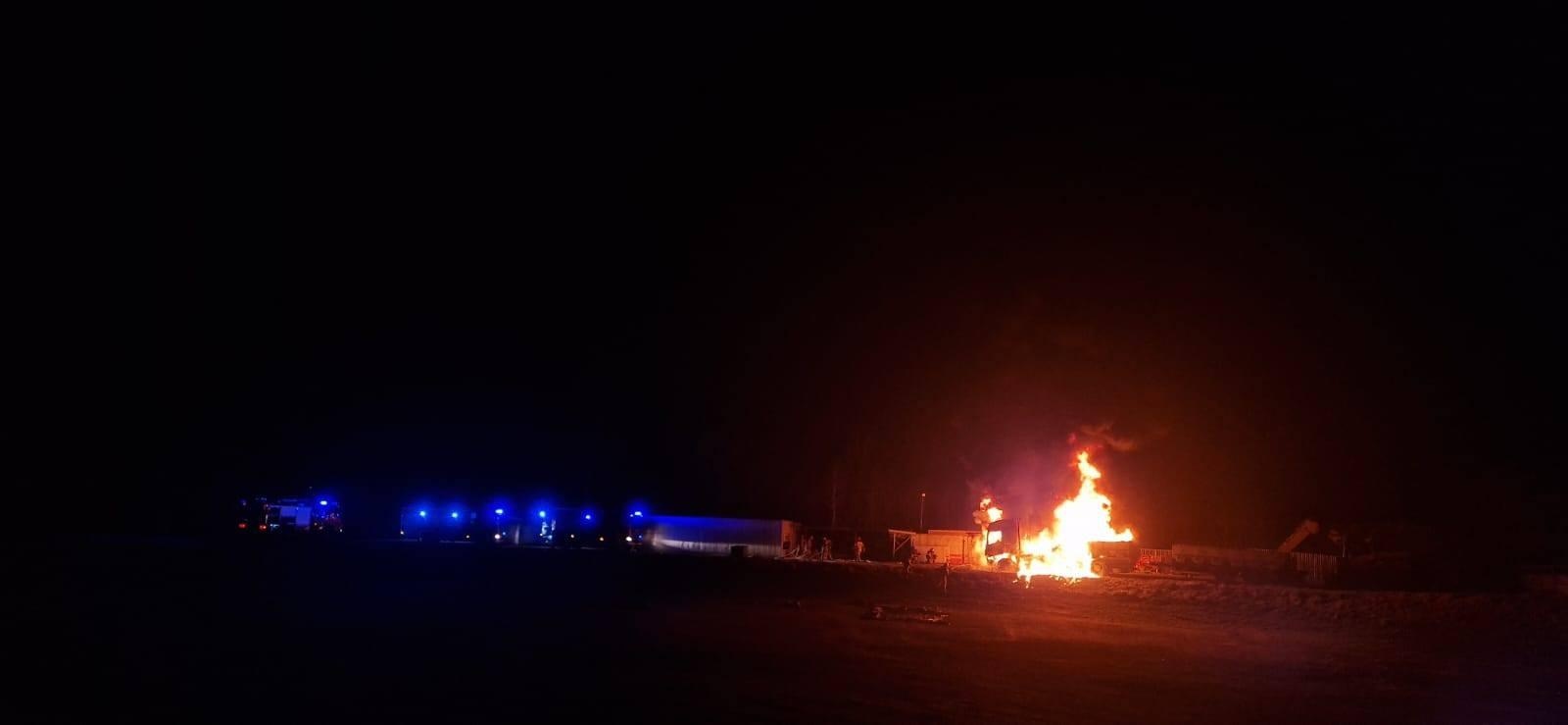 Zdjęcie w galerii na portalu naszraciborz.pl: Pożar w stodole, płonęły tuje i ciężarówka w ogniu. Noc pełna interwencji strażaków wiadomości z regionu