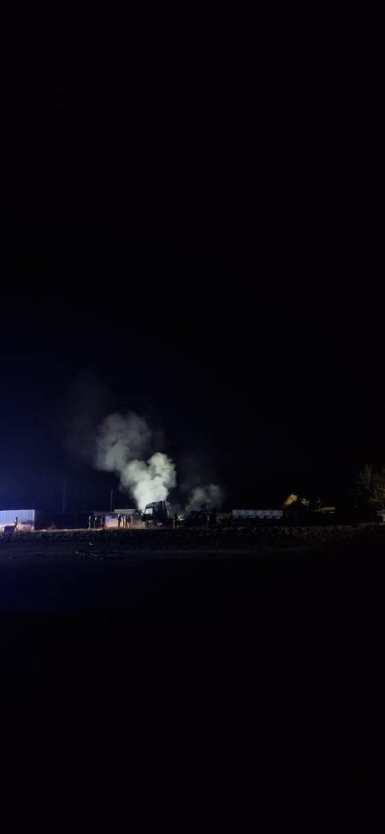 Zdjęcie w galerii na portalu naszraciborz.pl: Pożar w stodole, płonęły tuje i ciężarówka w ogniu. Noc pełna interwencji strażaków wiadomości z regionu