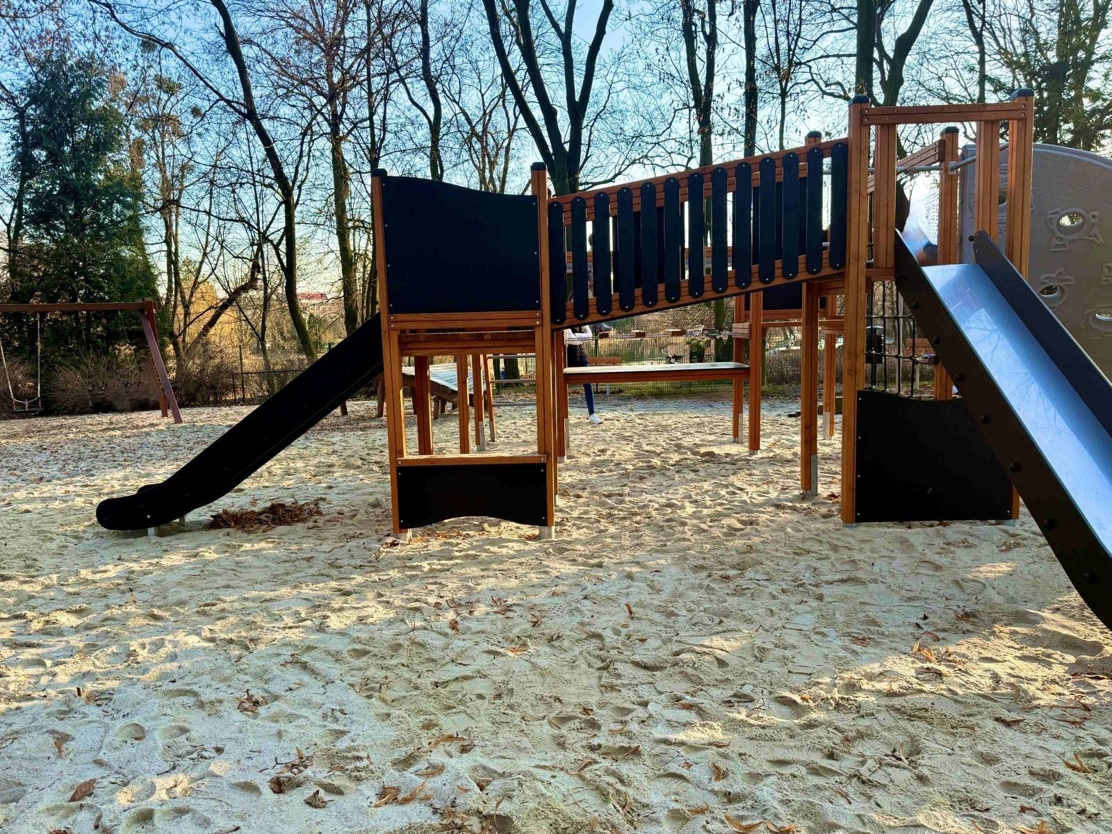 Zdjęcie w galerii na portalu naszraciborz.pl: Plac zabaw w Parku im. Miasta Roth ponownie otwarty wiadomości z regionu