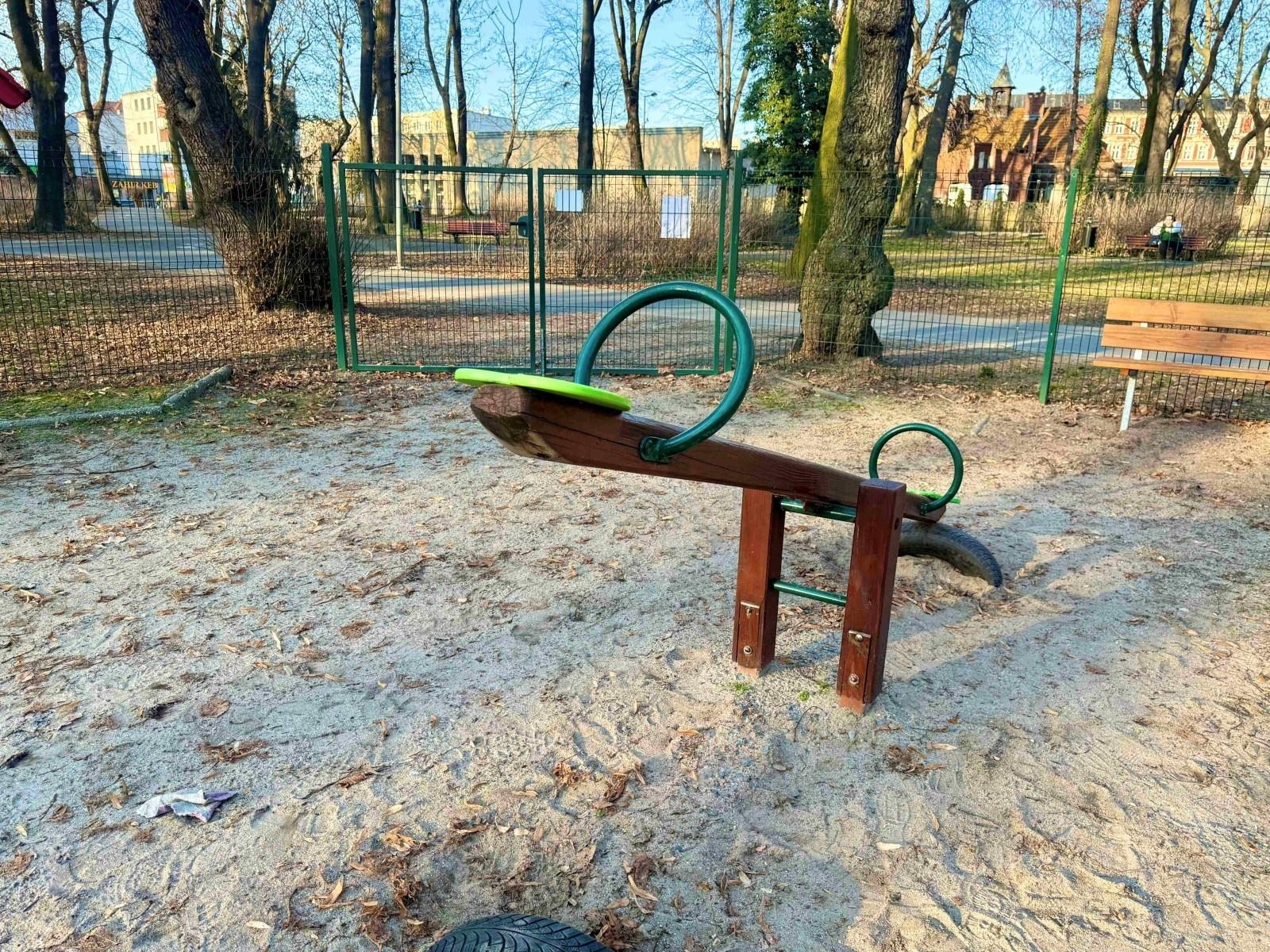 Zdjęcie w galerii na portalu naszraciborz.pl: Plac zabaw w Parku im. Miasta Roth ponownie otwarty wiadomości z regionu