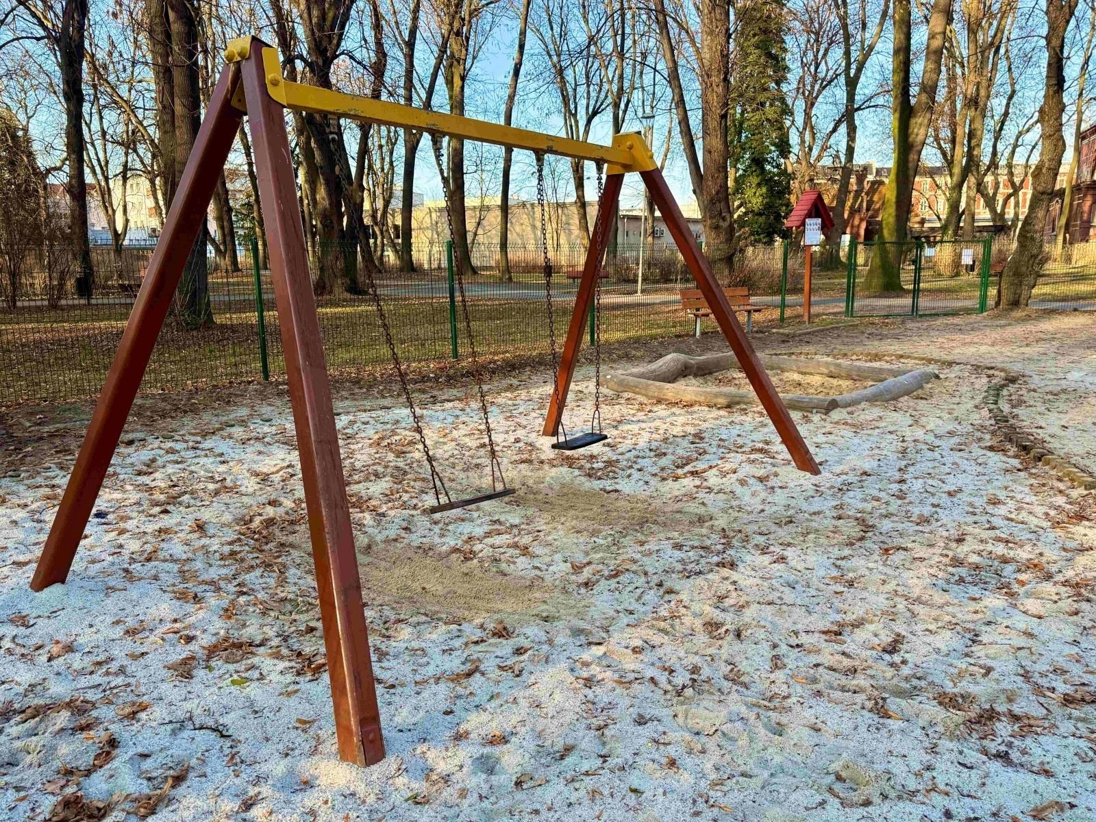 Zdjęcie w galerii na portalu naszraciborz.pl: Plac zabaw w Parku im. Miasta Roth ponownie otwarty wiadomości z regionu