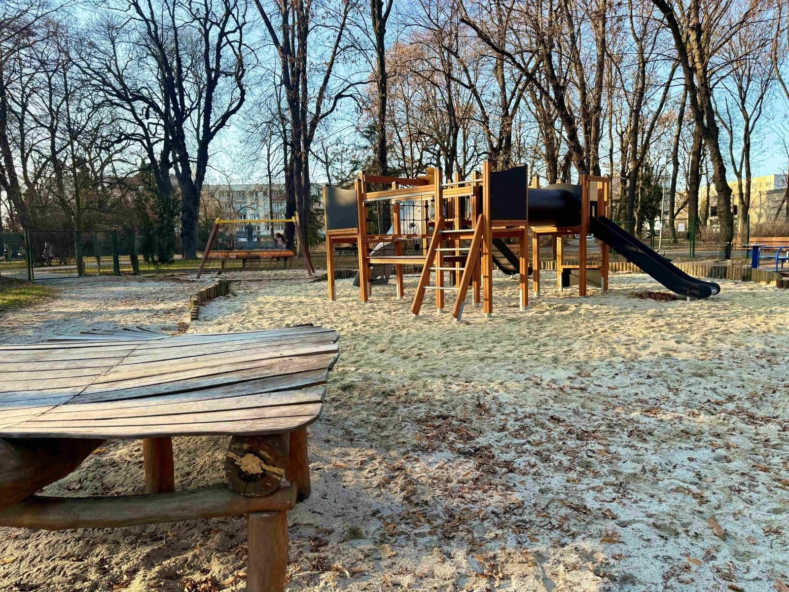 Zdjęcie w galerii na portalu naszraciborz.pl: Plac zabaw w Parku im. Miasta Roth ponownie otwarty wiadomości z regionu