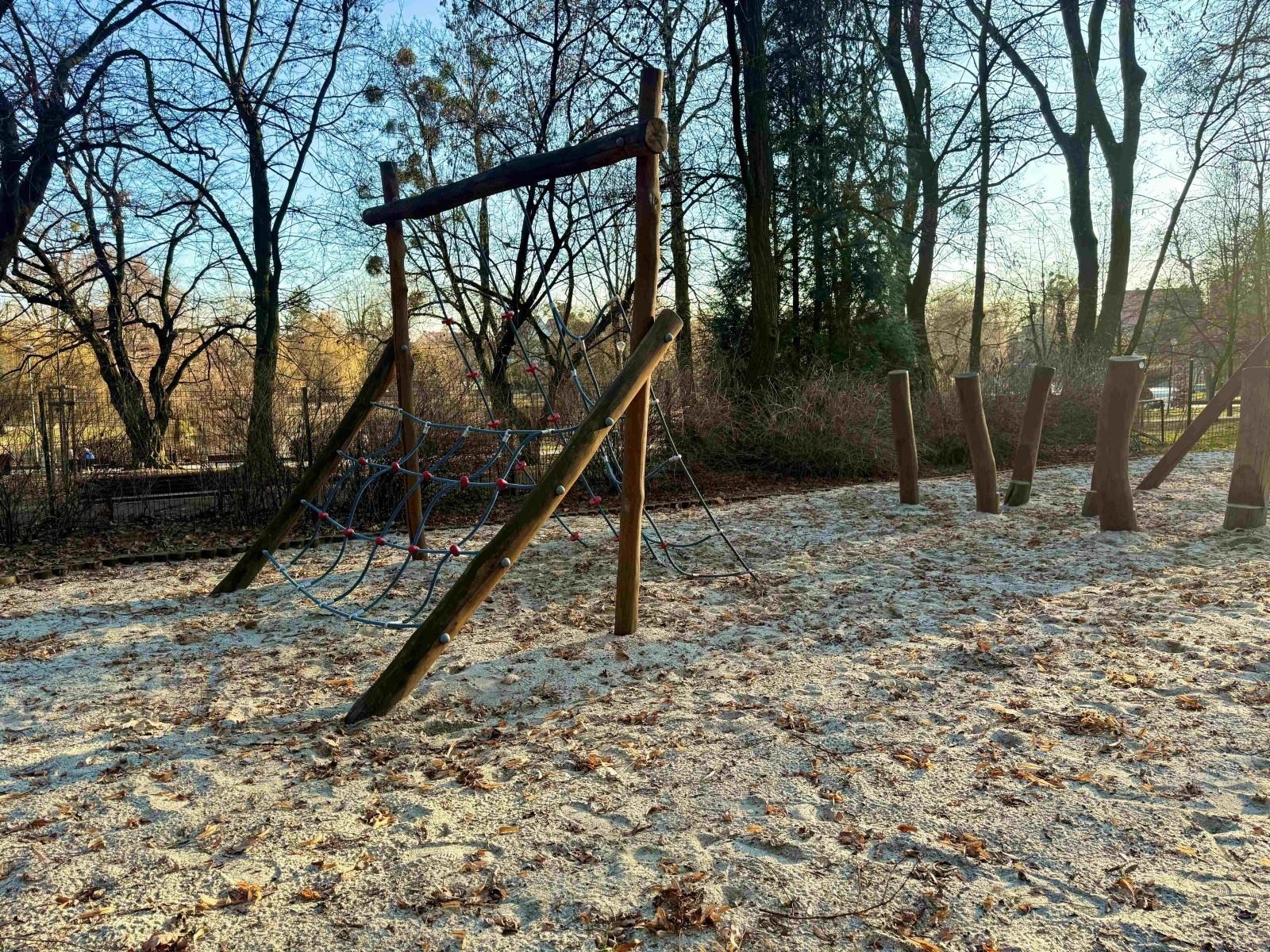 Zdjęcie w galerii na portalu naszraciborz.pl: Plac zabaw w Parku im. Miasta Roth ponownie otwarty wiadomości z regionu