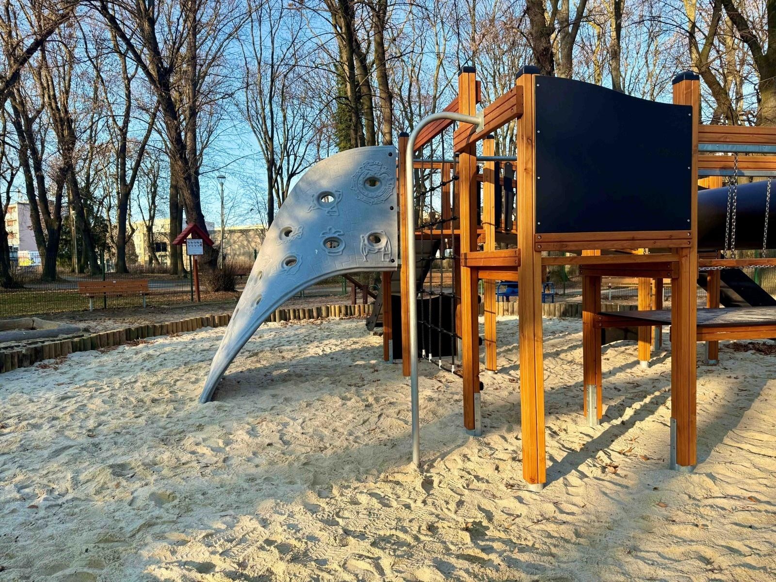 Zdjęcie w galerii na portalu naszraciborz.pl: Plac zabaw w Parku im. Miasta Roth ponownie otwarty wiadomości z regionu