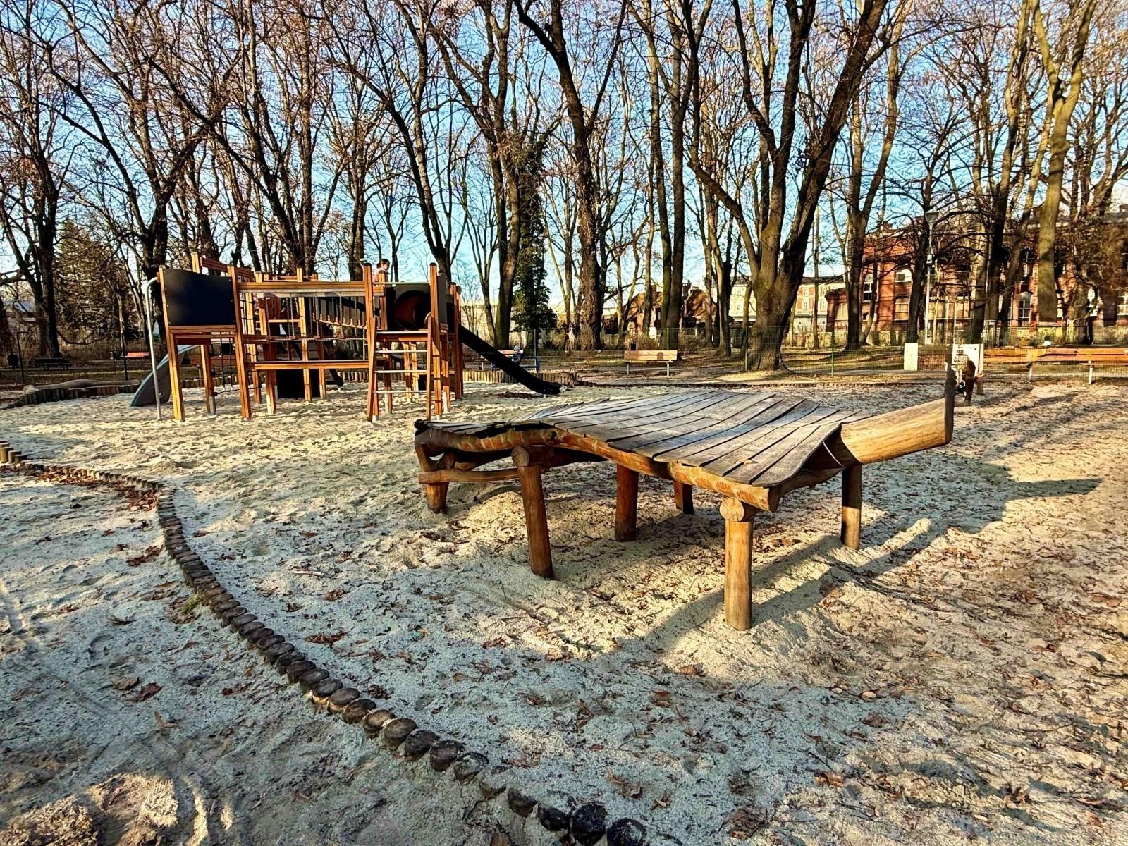 Zdjęcie w galerii na portalu naszraciborz.pl: Plac zabaw w Parku im. Miasta Roth ponownie otwarty wiadomości z regionu