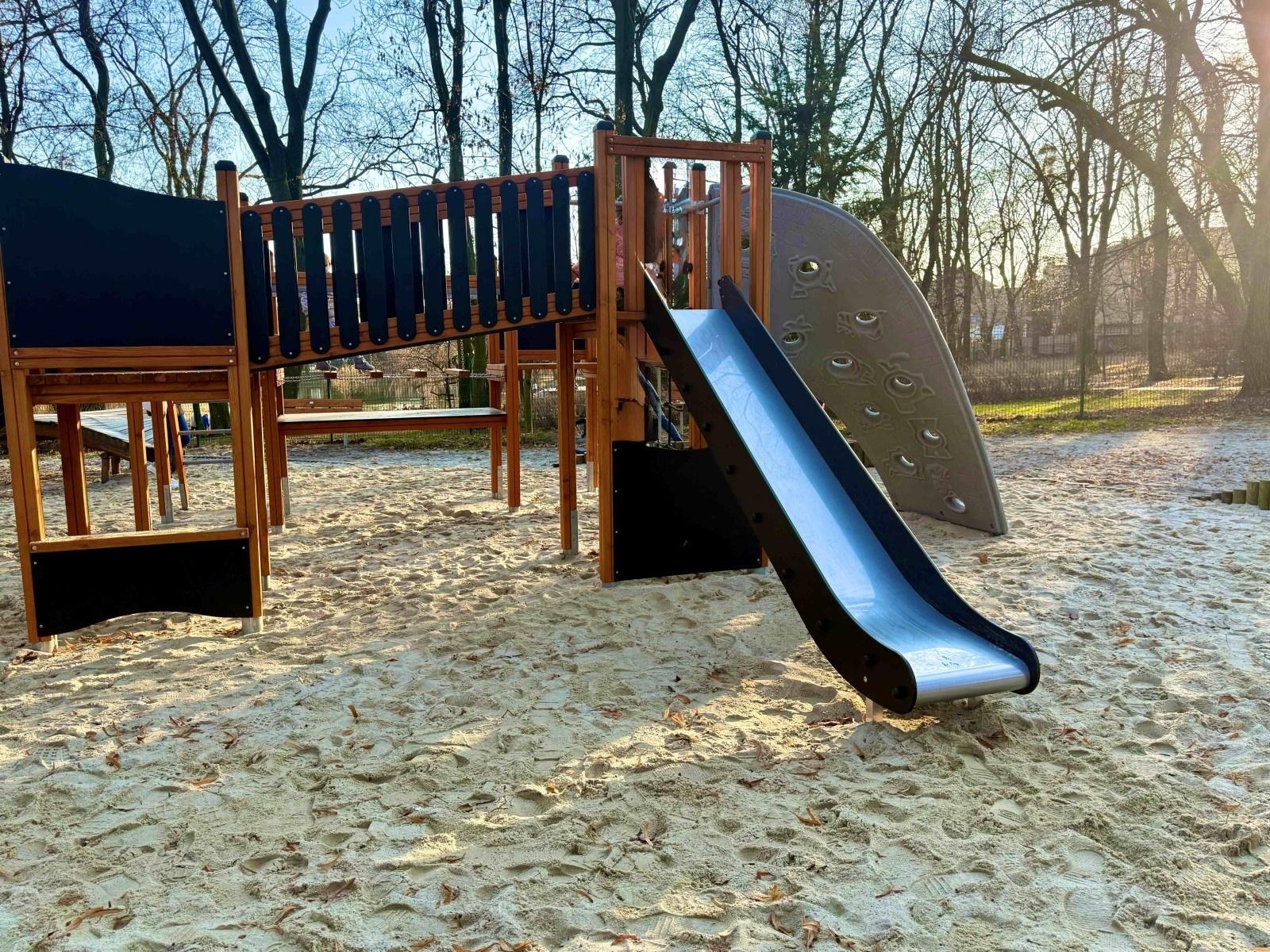 Zdjęcie w galerii na portalu naszraciborz.pl: Plac zabaw w Parku im. Miasta Roth ponownie otwarty wiadomości z regionu