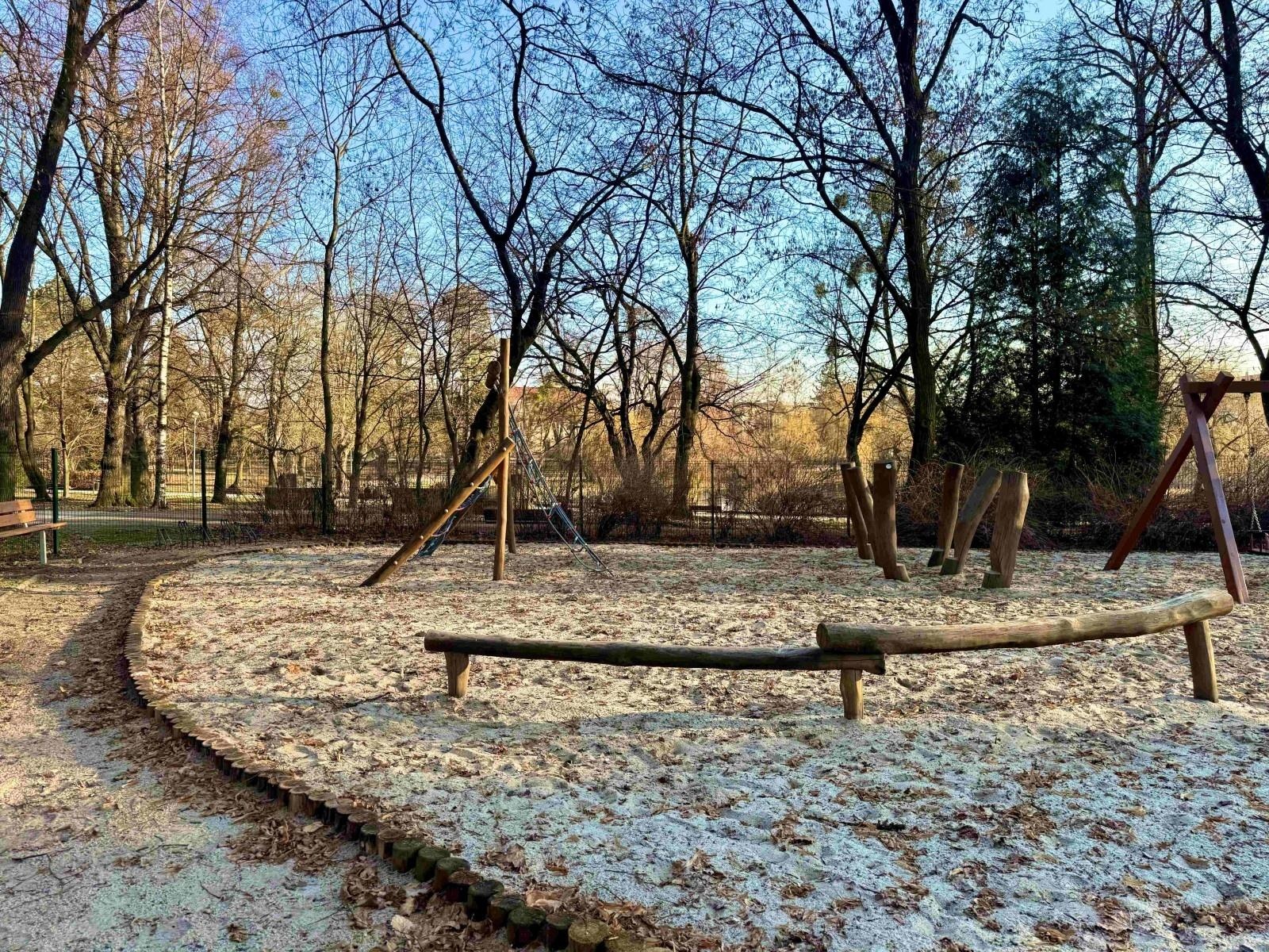 Zdjęcie w galerii na portalu naszraciborz.pl: Plac zabaw w Parku im. Miasta Roth ponownie otwarty wiadomości z regionu