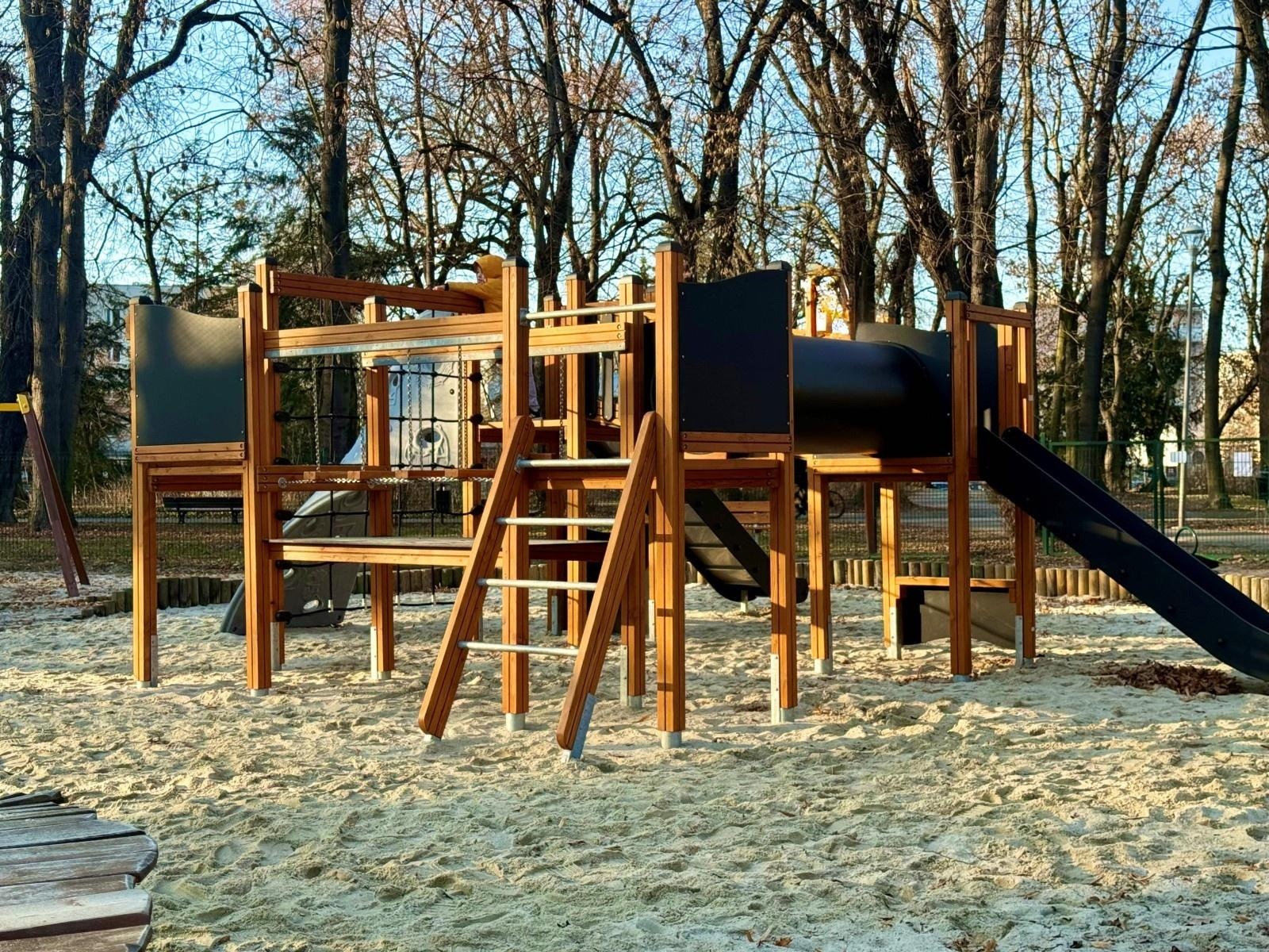 Zdjęcie w galerii na portalu naszraciborz.pl: Plac zabaw w Parku im. Miasta Roth ponownie otwarty wiadomości z regionu