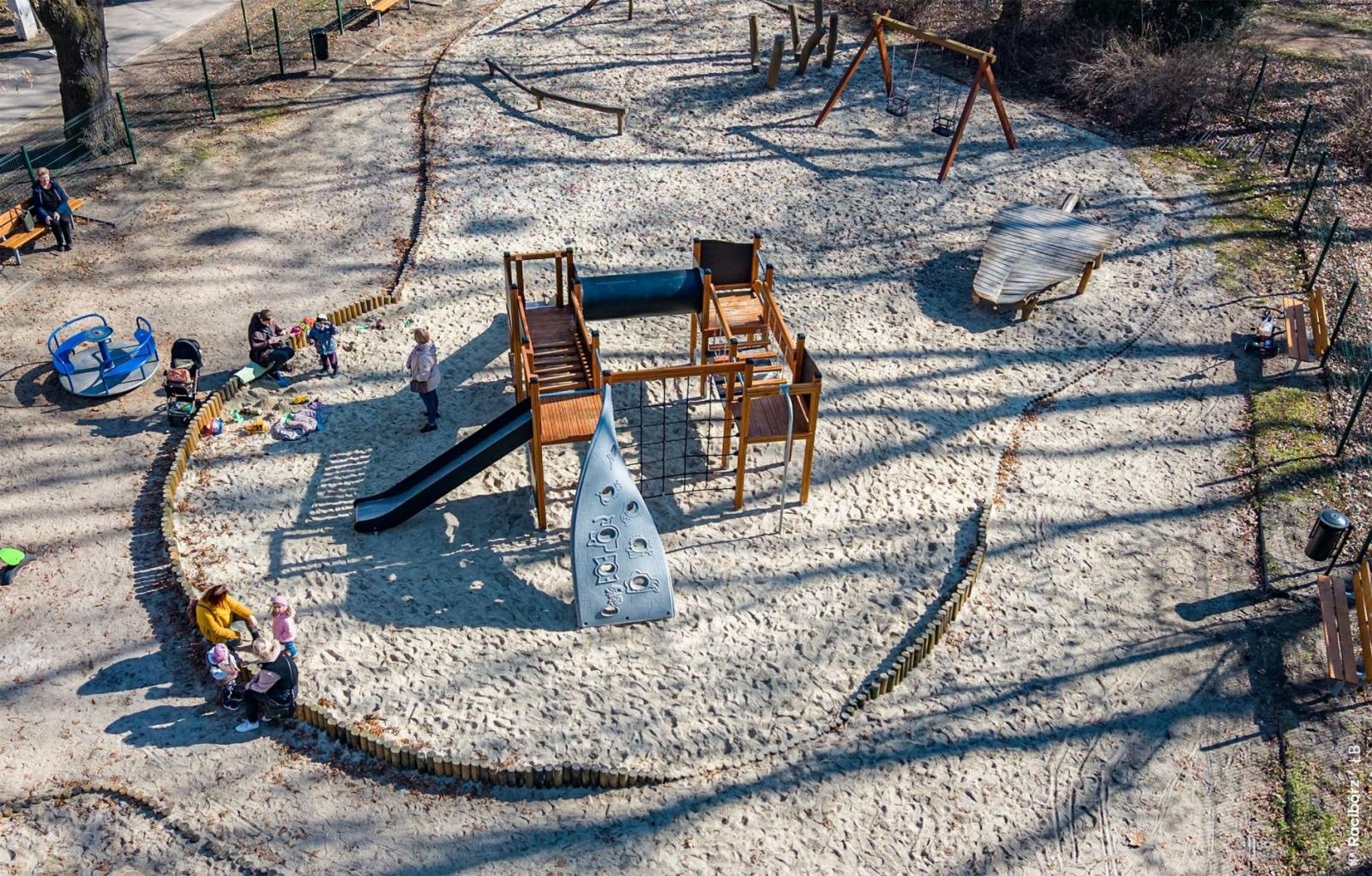 Zdjęcie w galerii na portalu naszraciborz.pl: Plac zabaw w Parku im. Miasta Roth ponownie otwarty wiadomości z regionu