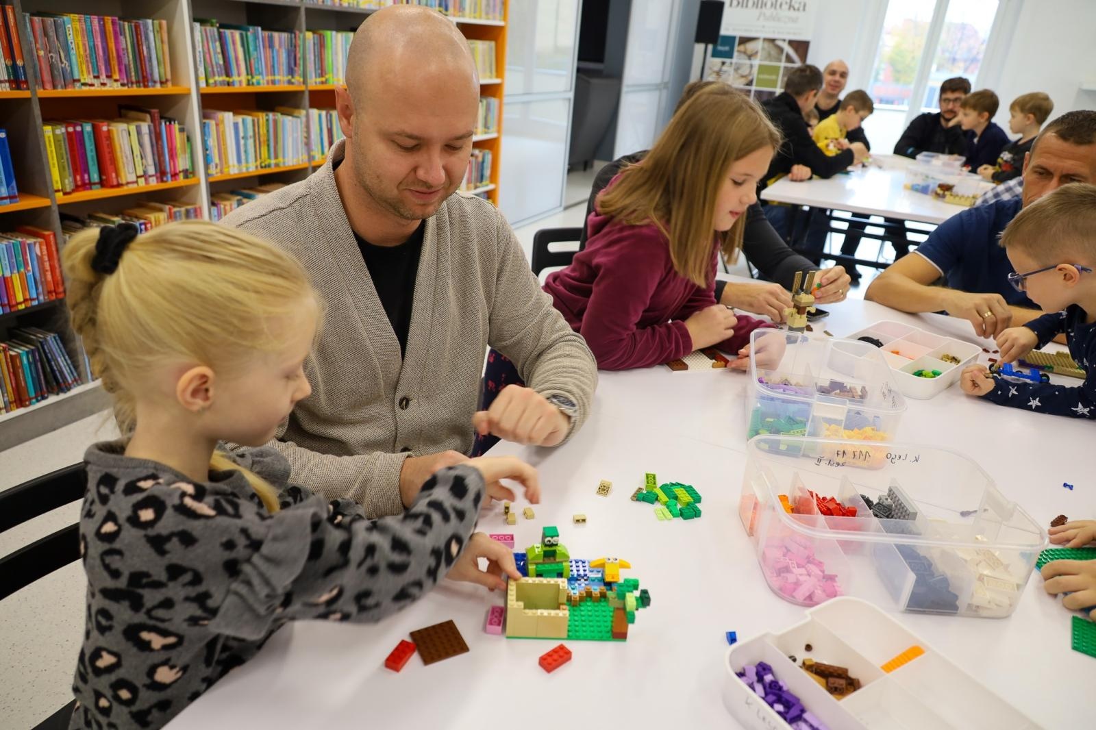 Zdjęcie w galerii na portalu naszraciborz.pl: Buduj z klockami LEGO w bibliotecznym Klubie Ojca wiadomości z regionu