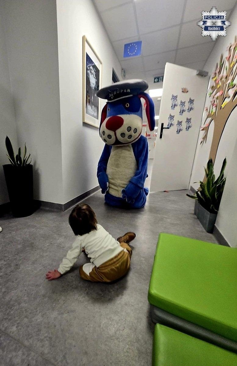 Zdjęcie w galerii na portalu naszraciborz.pl: Sznupek z wizytą w przedszkolu terapeutycznym wiadomości z regionu