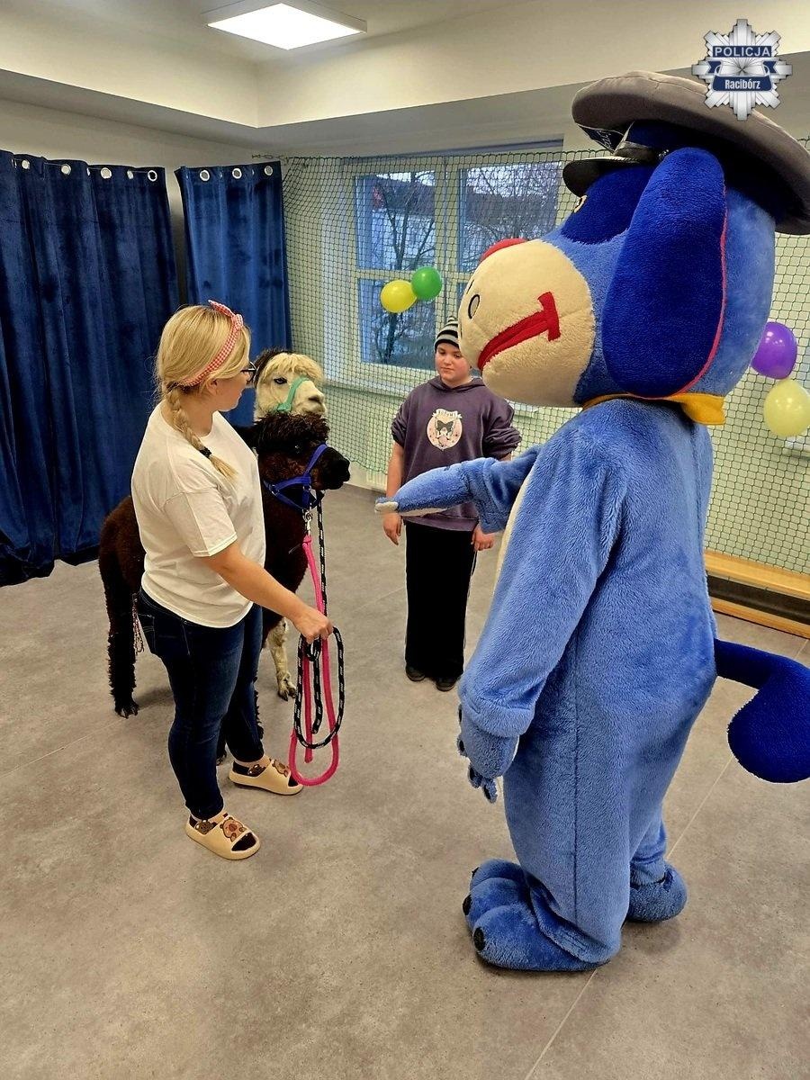 Zdjęcie w galerii na portalu naszraciborz.pl: Sznupek z wizytą w przedszkolu terapeutycznym wiadomości z regionu