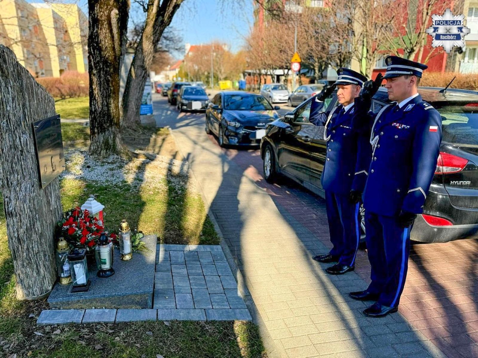 Zdjęcie w galerii na portalu naszraciborz.pl: Międzynarodowy Dzień Pamięci o Poległych Policjantach. Hołd dla asp. Michała Kędzierskiego w Raciborzu wiadomości z regionu