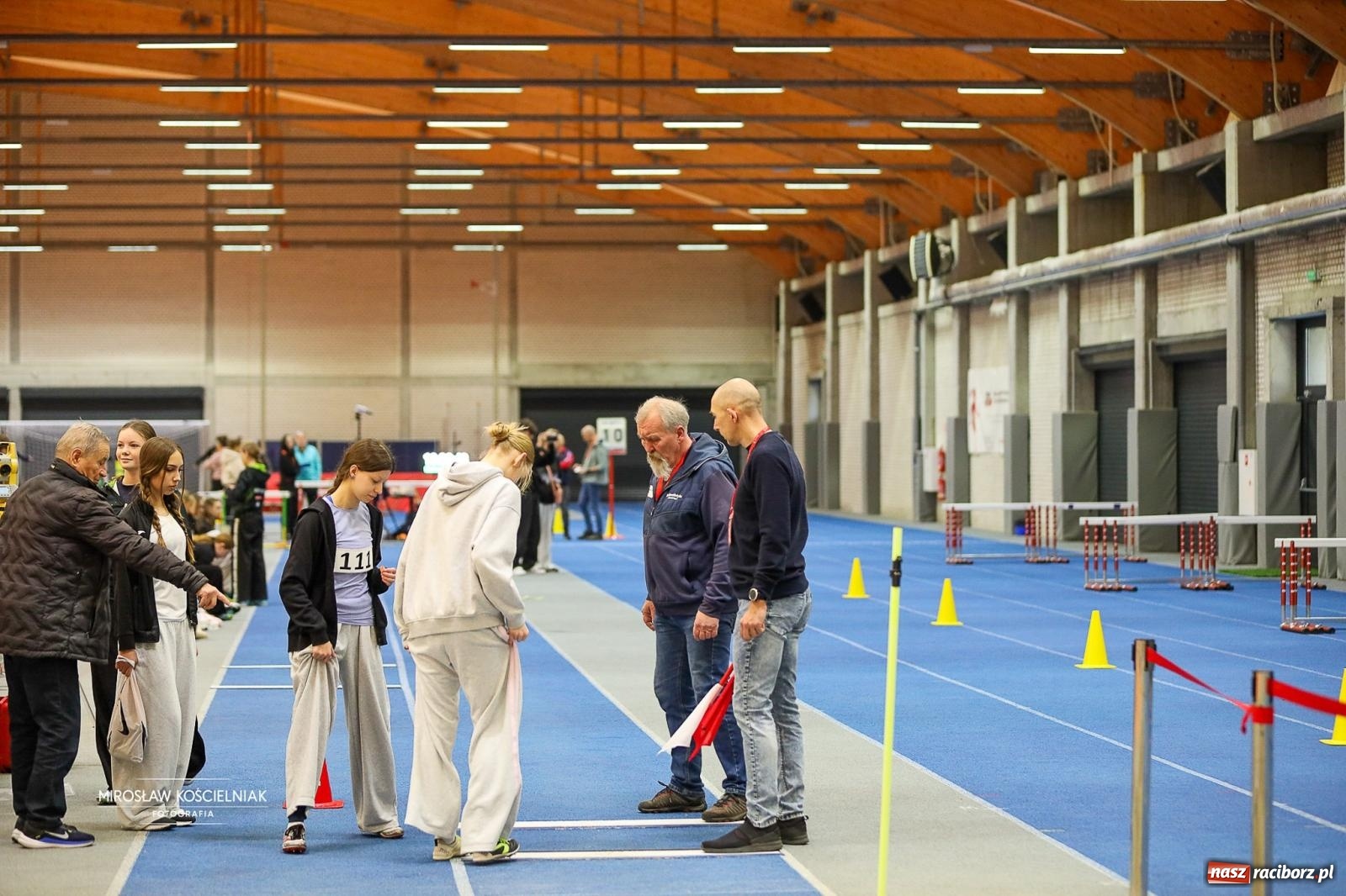 Zdjęcie w galerii na portalu naszraciborz.pl: Lekkoatletyczne Halowe Mistrzostwa Śląska U16 w Raciborzu. Jeden medal gospodarzy [FOTO i WIDEO] wiadomości z regionu