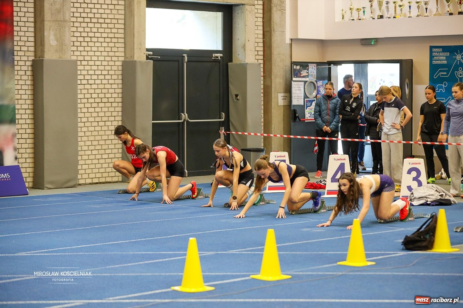 Zdjęcie w galerii na portalu naszraciborz.pl: Lekkoatletyczne Halowe Mistrzostwa Śląska U16 w Raciborzu. Jeden medal gospodarzy [FOTO i WIDEO] wiadomości z regionu