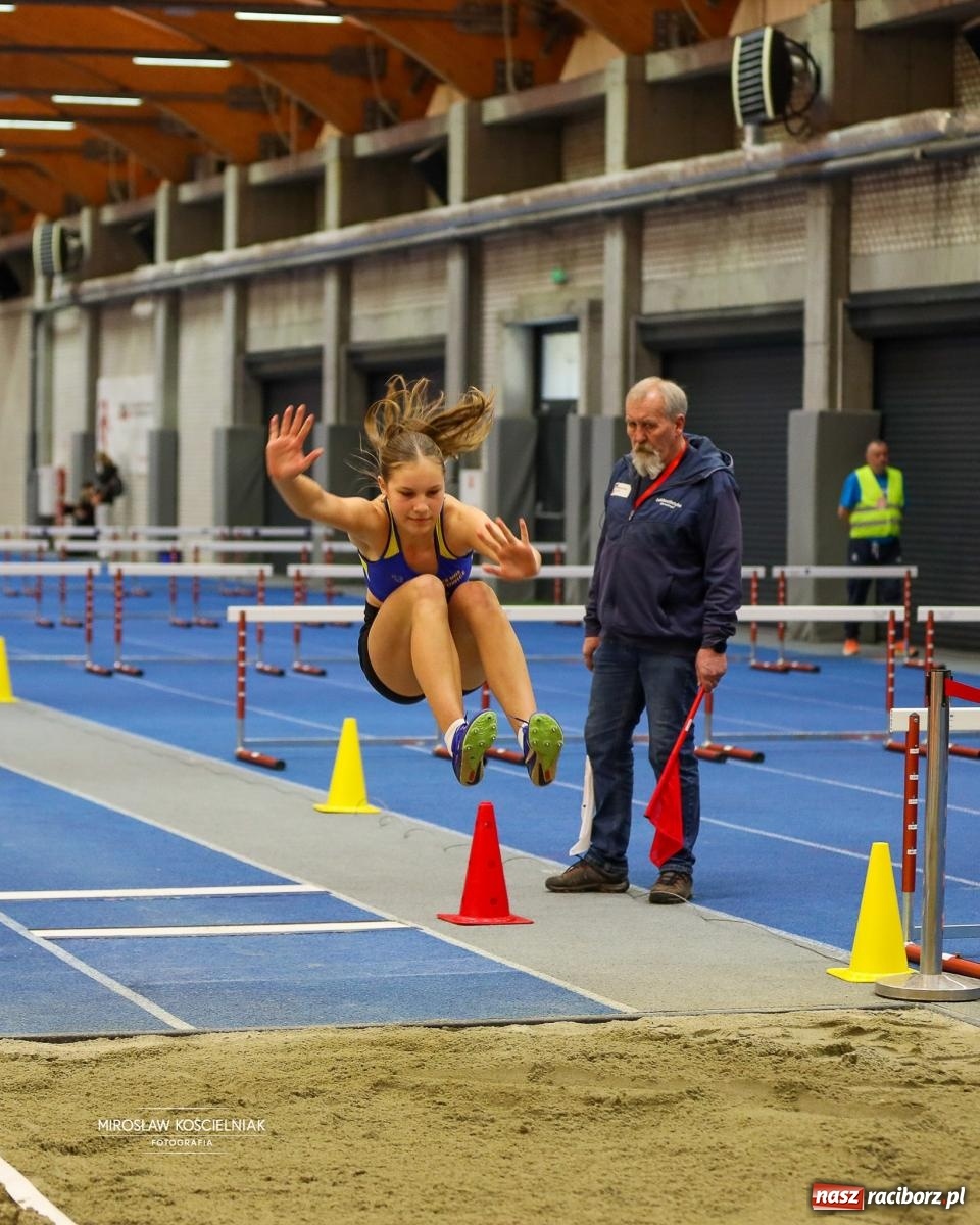 Zdjęcie w galerii na portalu naszraciborz.pl: Lekkoatletyczne Halowe Mistrzostwa Śląska U16 w Raciborzu. Jeden medal gospodarzy [FOTO i WIDEO] wiadomości z regionu