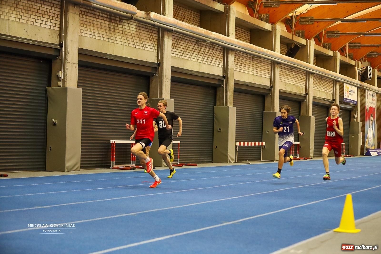Zdjęcie w galerii na portalu naszraciborz.pl: Lekkoatletyczne Halowe Mistrzostwa Śląska U16 w Raciborzu. Jeden medal gospodarzy [FOTO i WIDEO] wiadomości z regionu