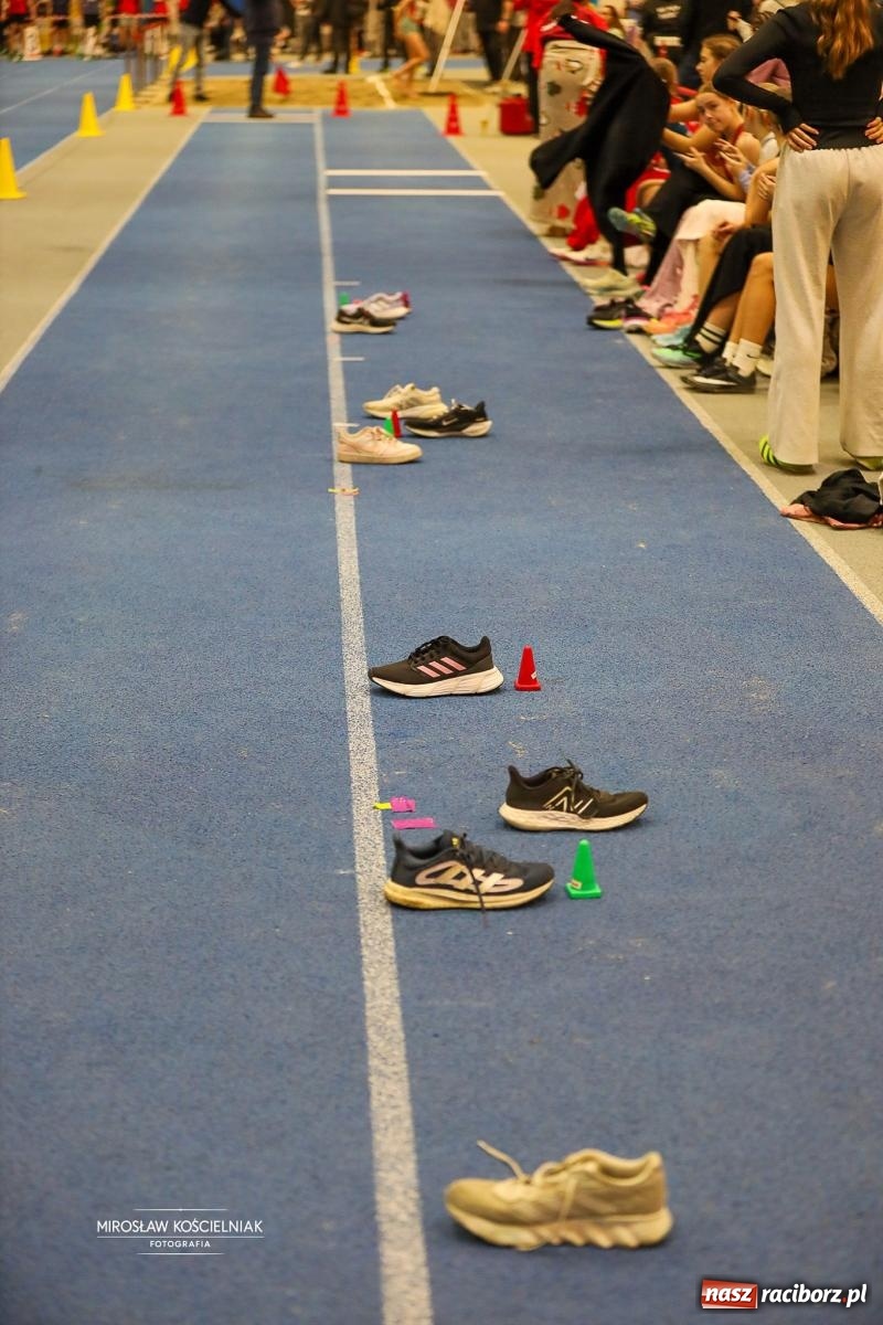 Zdjęcie w galerii na portalu naszraciborz.pl: Lekkoatletyczne Halowe Mistrzostwa Śląska U16 w Raciborzu. Jeden medal gospodarzy [FOTO i WIDEO] wiadomości z regionu