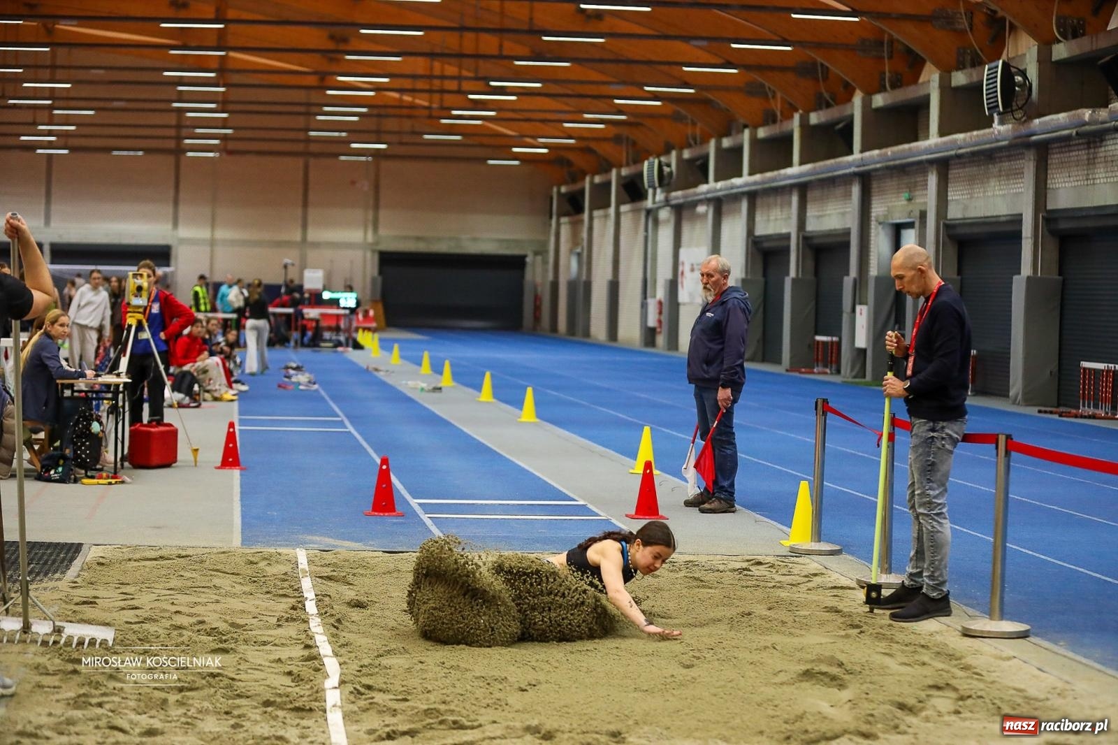 Zdjęcie w galerii na portalu naszraciborz.pl: Lekkoatletyczne Halowe Mistrzostwa Śląska U16 w Raciborzu. Jeden medal gospodarzy [FOTO i WIDEO] wiadomości z regionu