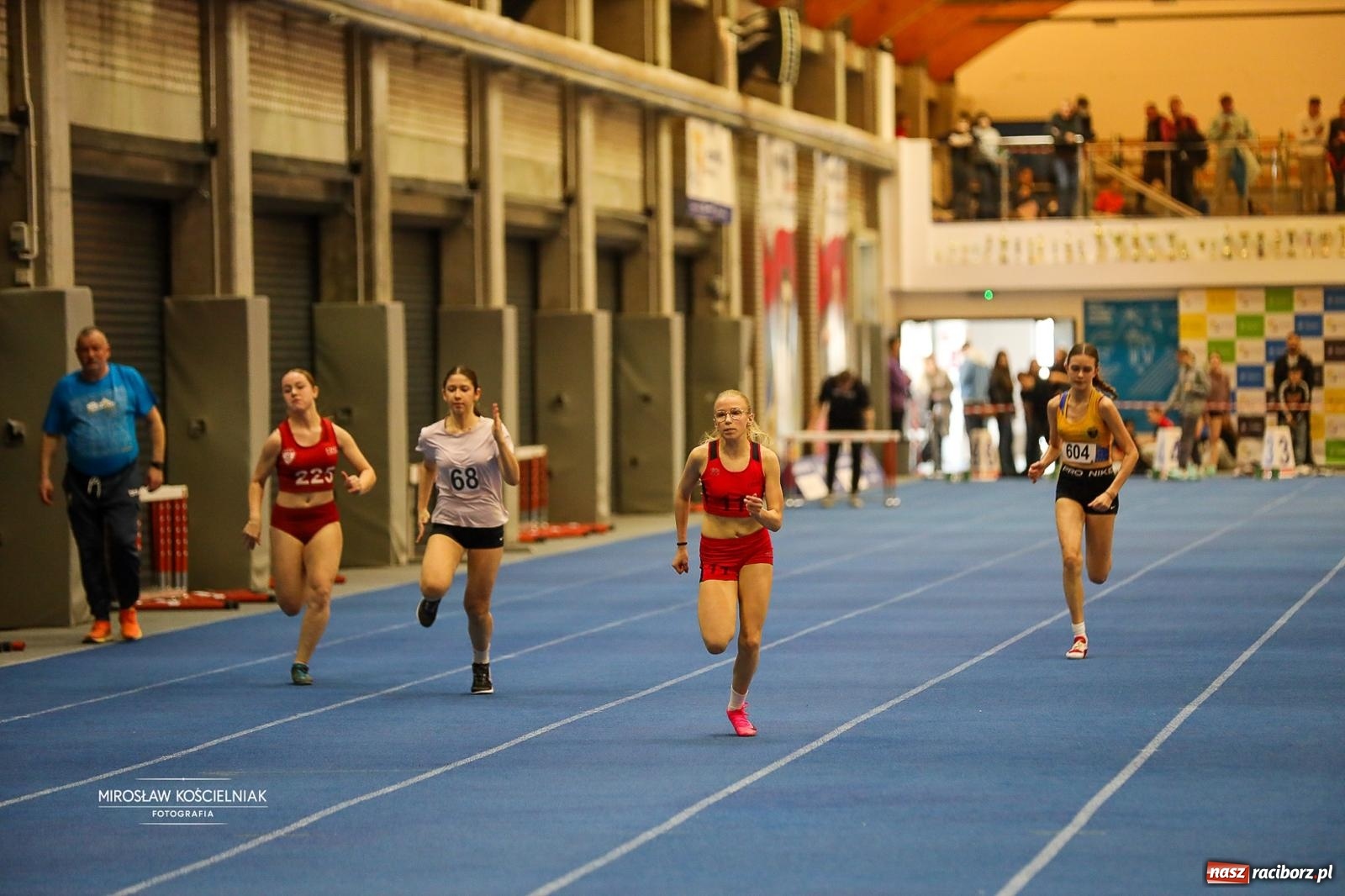 Zdjęcie w galerii na portalu naszraciborz.pl: Lekkoatletyczne Halowe Mistrzostwa Śląska U16 w Raciborzu. Jeden medal gospodarzy [FOTO i WIDEO] wiadomości z regionu