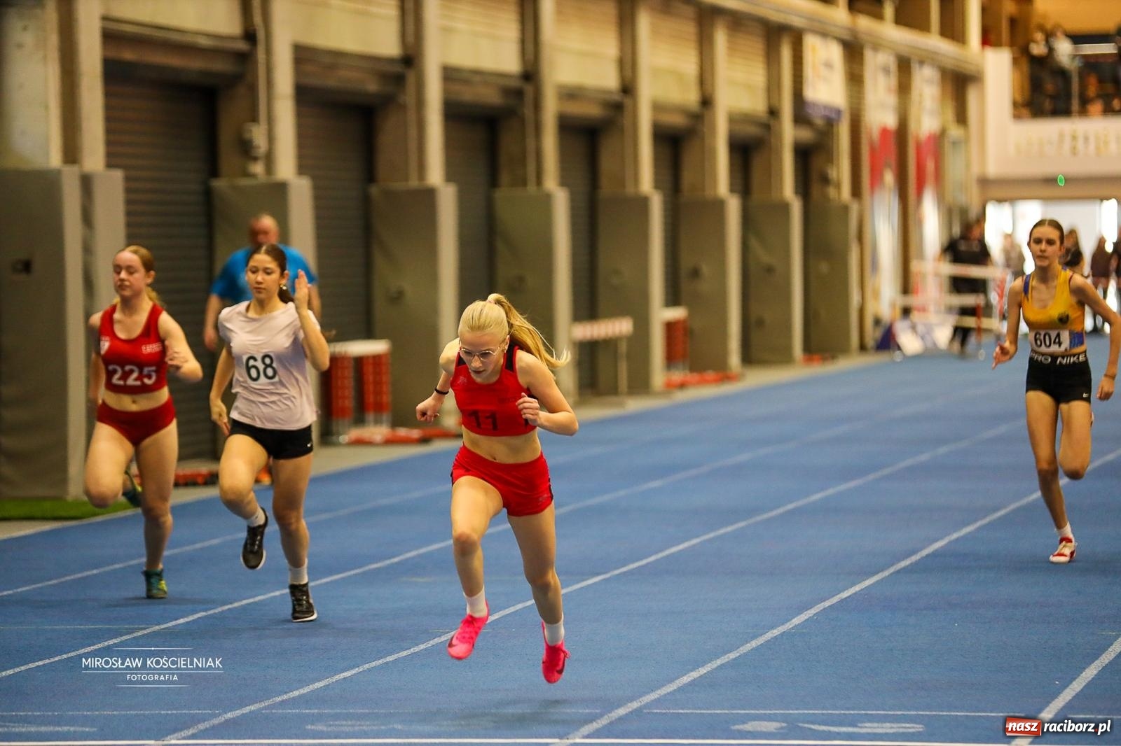 Zdjęcie w galerii na portalu naszraciborz.pl: Lekkoatletyczne Halowe Mistrzostwa Śląska U16 w Raciborzu. Jeden medal gospodarzy [FOTO i WIDEO] wiadomości z regionu