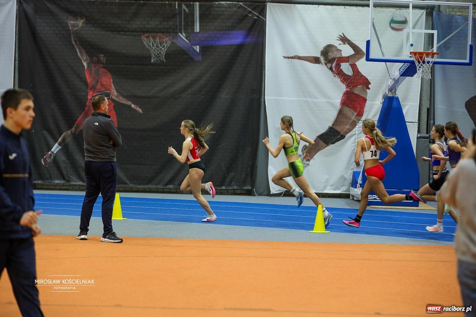 Zdjęcie w galerii na portalu naszraciborz.pl: Lekkoatletyczne Halowe Mistrzostwa Śląska U16 w Raciborzu. Jeden medal gospodarzy [FOTO i WIDEO] wiadomości z regionu