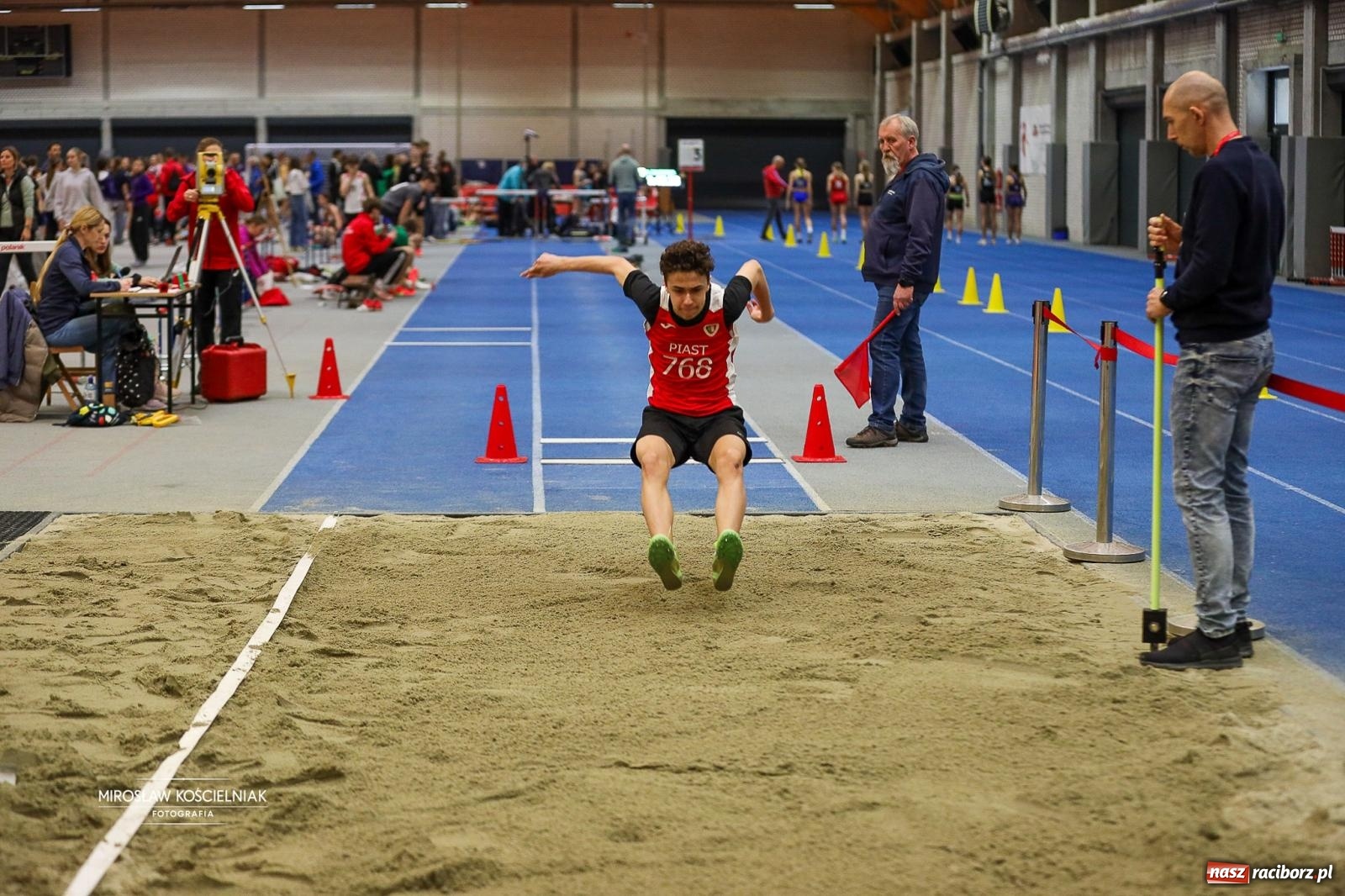 Zdjęcie w galerii na portalu naszraciborz.pl: Lekkoatletyczne Halowe Mistrzostwa Śląska U16 w Raciborzu. Jeden medal gospodarzy [FOTO i WIDEO] wiadomości z regionu