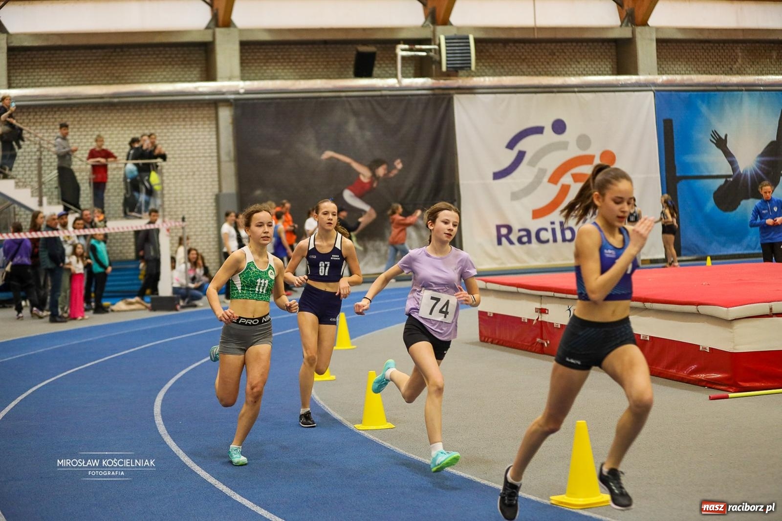 Zdjęcie w galerii na portalu naszraciborz.pl: Lekkoatletyczne Halowe Mistrzostwa Śląska U16 w Raciborzu. Jeden medal gospodarzy [FOTO i WIDEO] wiadomości z regionu