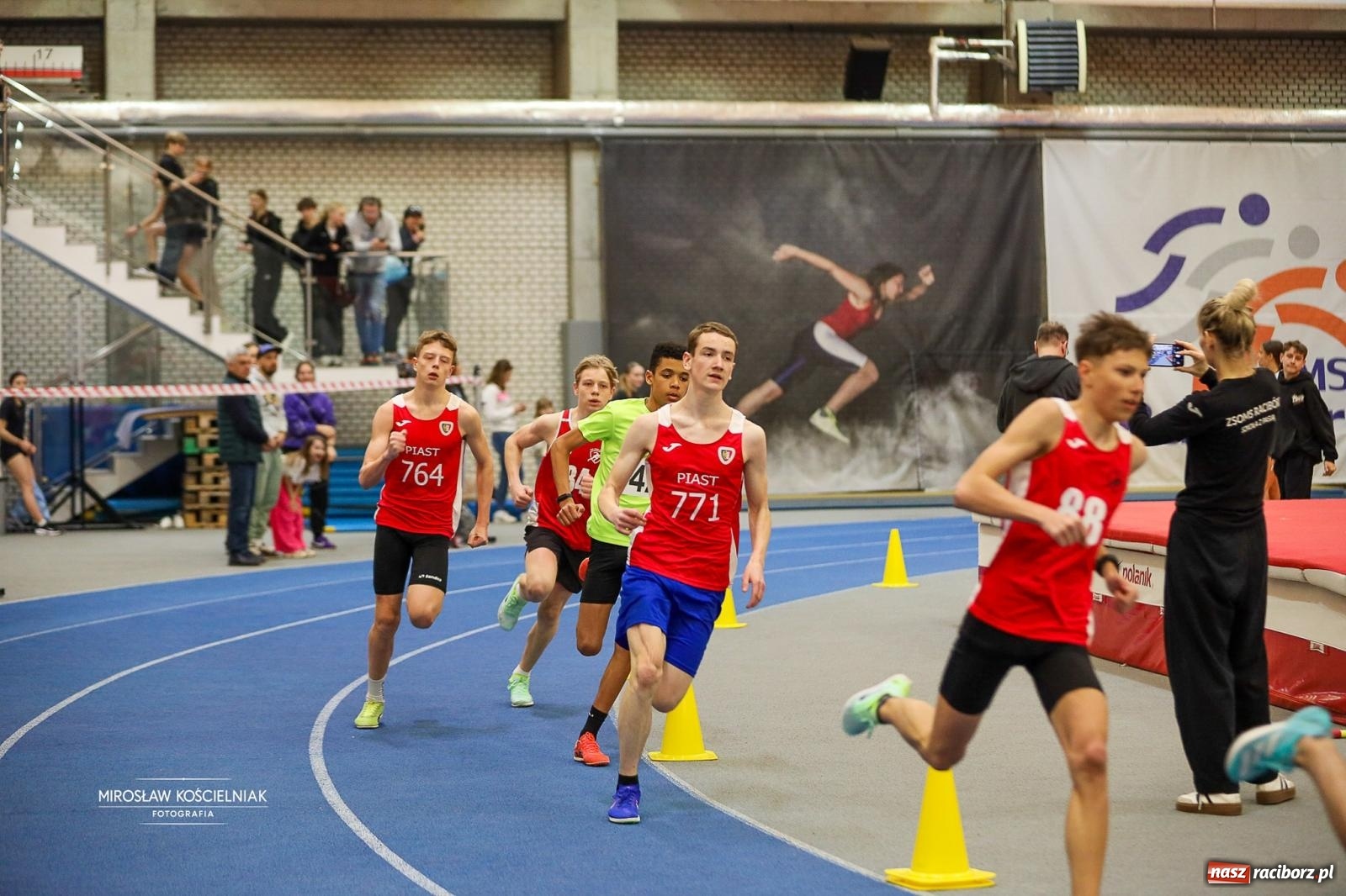 Zdjęcie w galerii na portalu naszraciborz.pl: Lekkoatletyczne Halowe Mistrzostwa Śląska U16 w Raciborzu. Jeden medal gospodarzy [FOTO i WIDEO] wiadomości z regionu