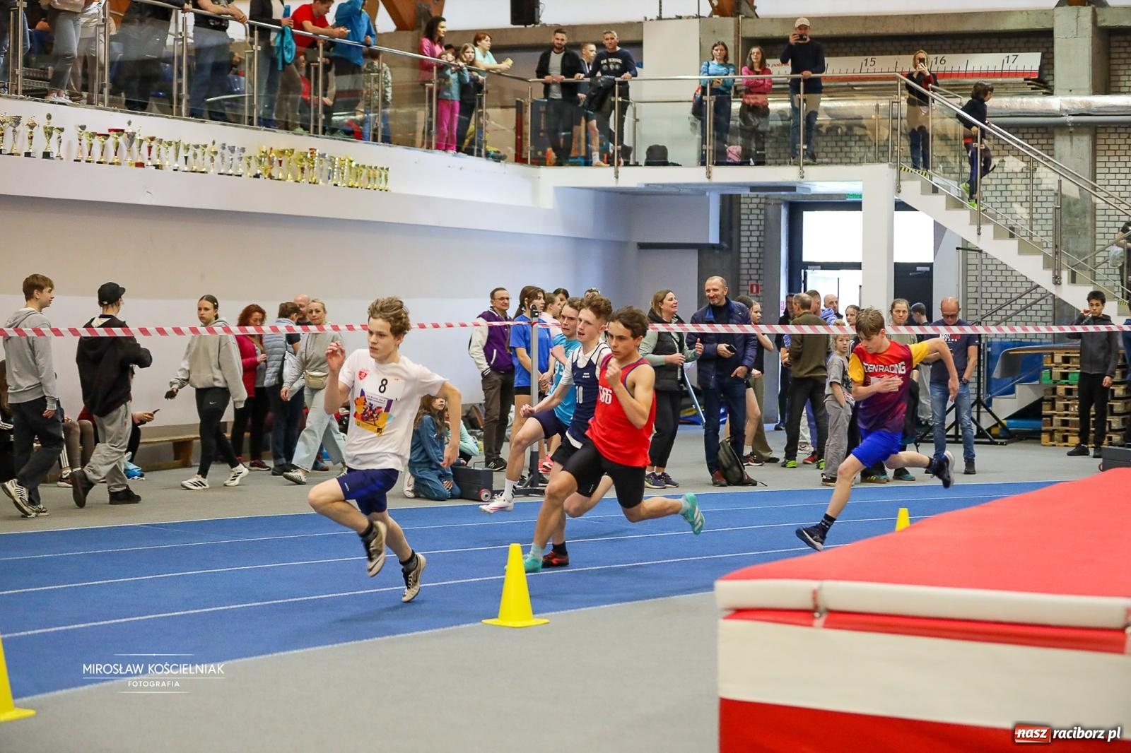 Zdjęcie w galerii na portalu naszraciborz.pl: Lekkoatletyczne Halowe Mistrzostwa Śląska U16 w Raciborzu. Jeden medal gospodarzy [FOTO i WIDEO] wiadomości z regionu
