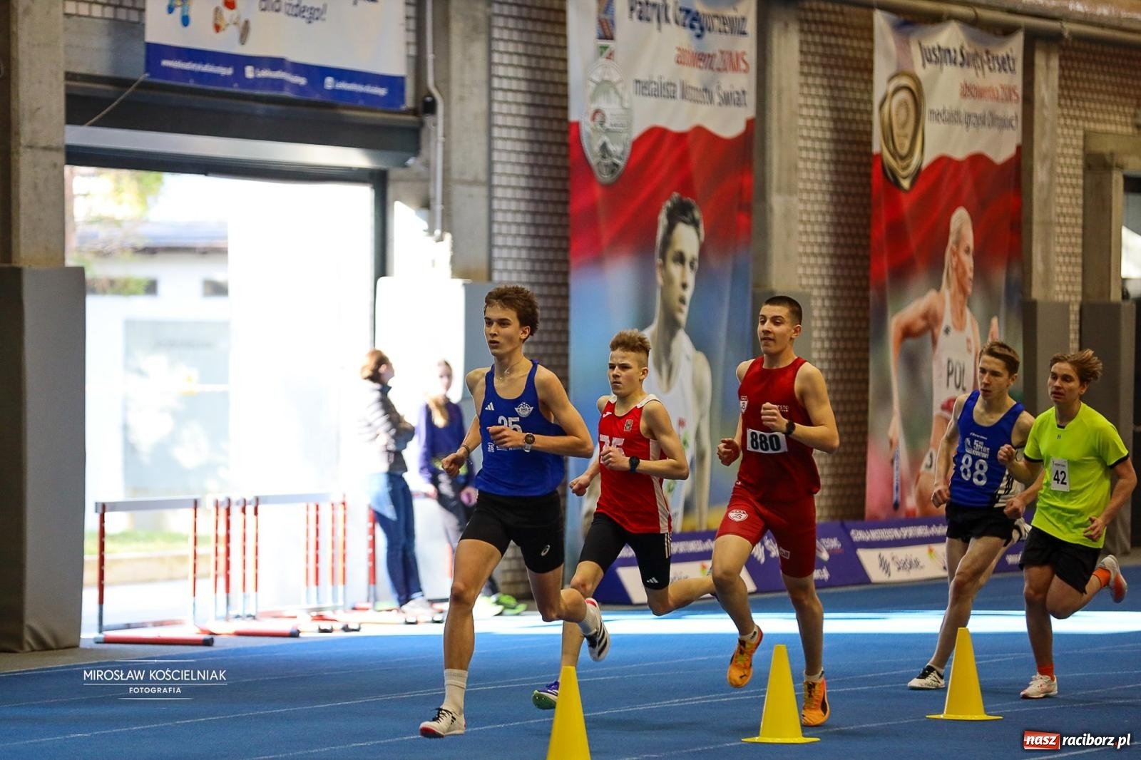Zdjęcie w galerii na portalu naszraciborz.pl: Lekkoatletyczne Halowe Mistrzostwa Śląska U16 w Raciborzu. Jeden medal gospodarzy [FOTO i WIDEO] wiadomości z regionu