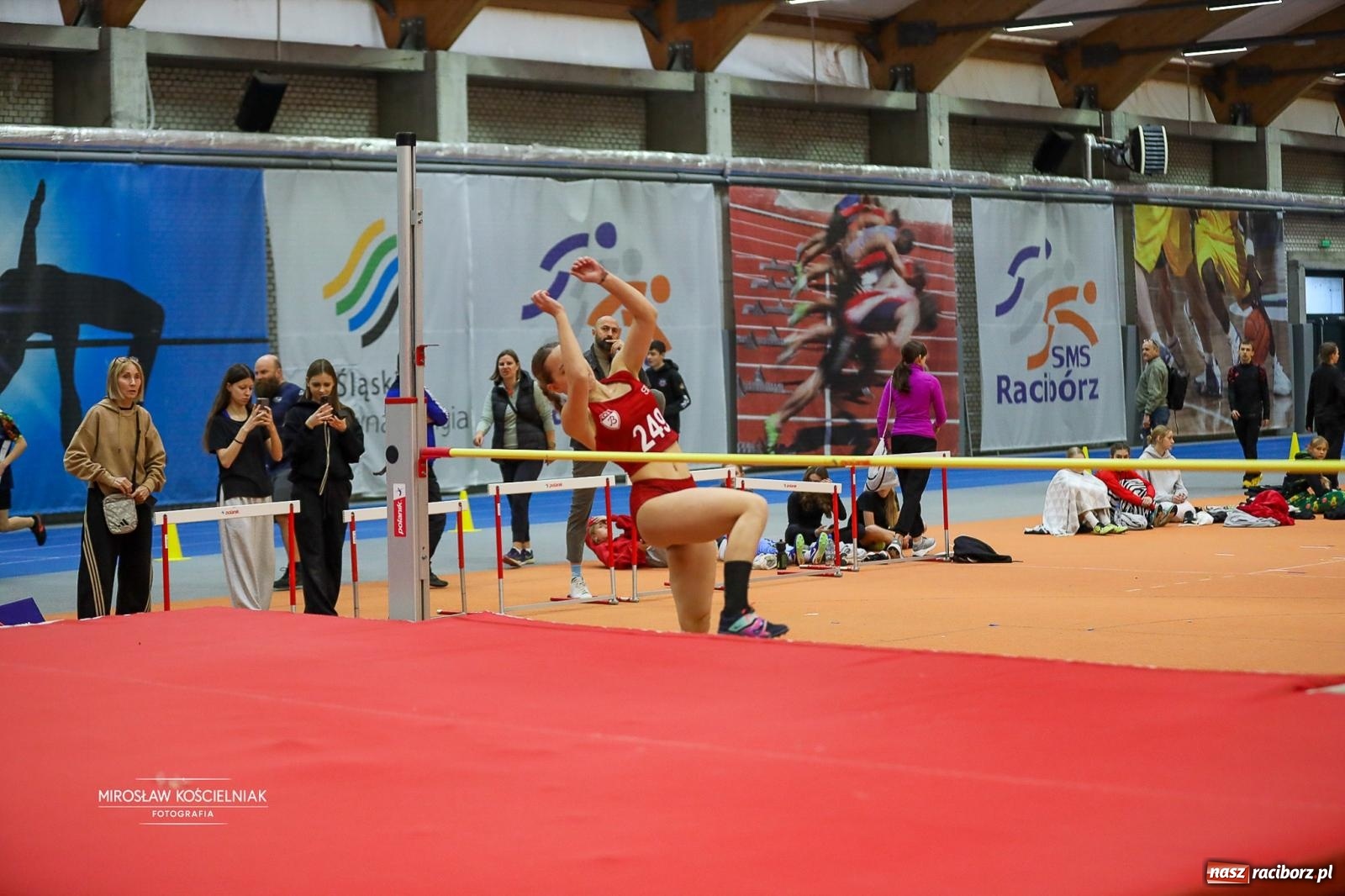 Zdjęcie w galerii na portalu naszraciborz.pl: Lekkoatletyczne Halowe Mistrzostwa Śląska U16 w Raciborzu. Jeden medal gospodarzy [FOTO i WIDEO] wiadomości z regionu