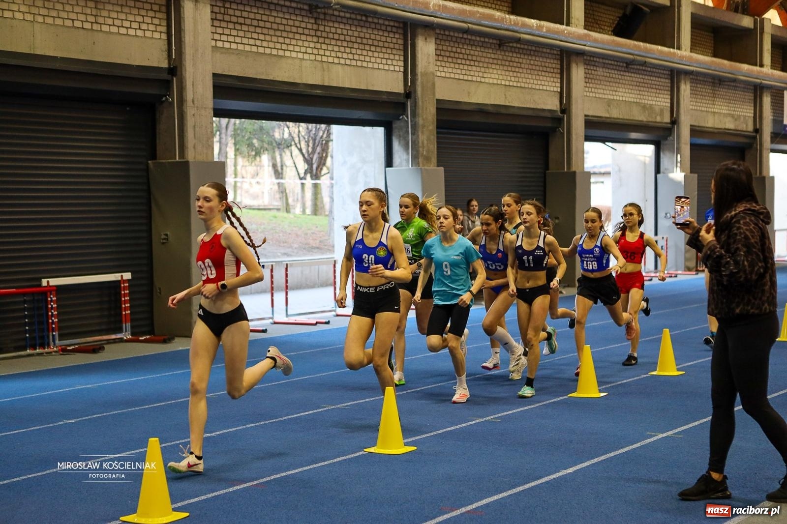Zdjęcie w galerii na portalu naszraciborz.pl: Lekkoatletyczne Halowe Mistrzostwa Śląska U16 w Raciborzu. Jeden medal gospodarzy [FOTO i WIDEO] wiadomości z regionu