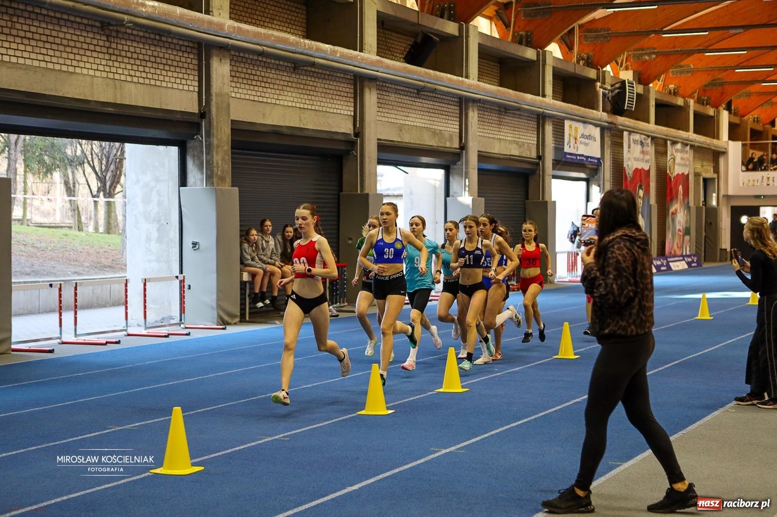 Zdjęcie w galerii na portalu naszraciborz.pl: Lekkoatletyczne Halowe Mistrzostwa Śląska U16 w Raciborzu. Jeden medal gospodarzy [FOTO i WIDEO] wiadomości z regionu