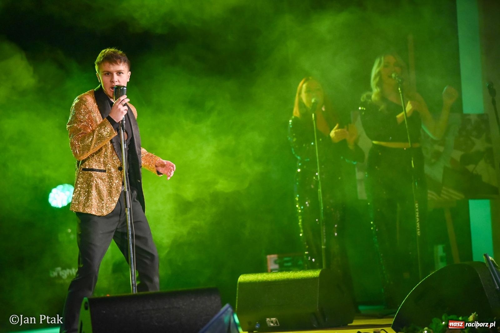 Zdjęcie w galerii na portalu naszraciborz.pl: Elvis ożył w Raciborzu na Dzień Kobiet i rozdawał róże. Fabian Besta w RCK wiadomości z regionu