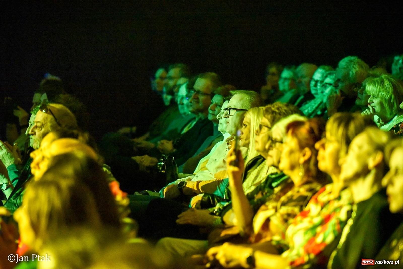 Zdjęcie w galerii na portalu naszraciborz.pl: Elvis ożył w Raciborzu na Dzień Kobiet i rozdawał róże. Fabian Besta w RCK wiadomości z regionu