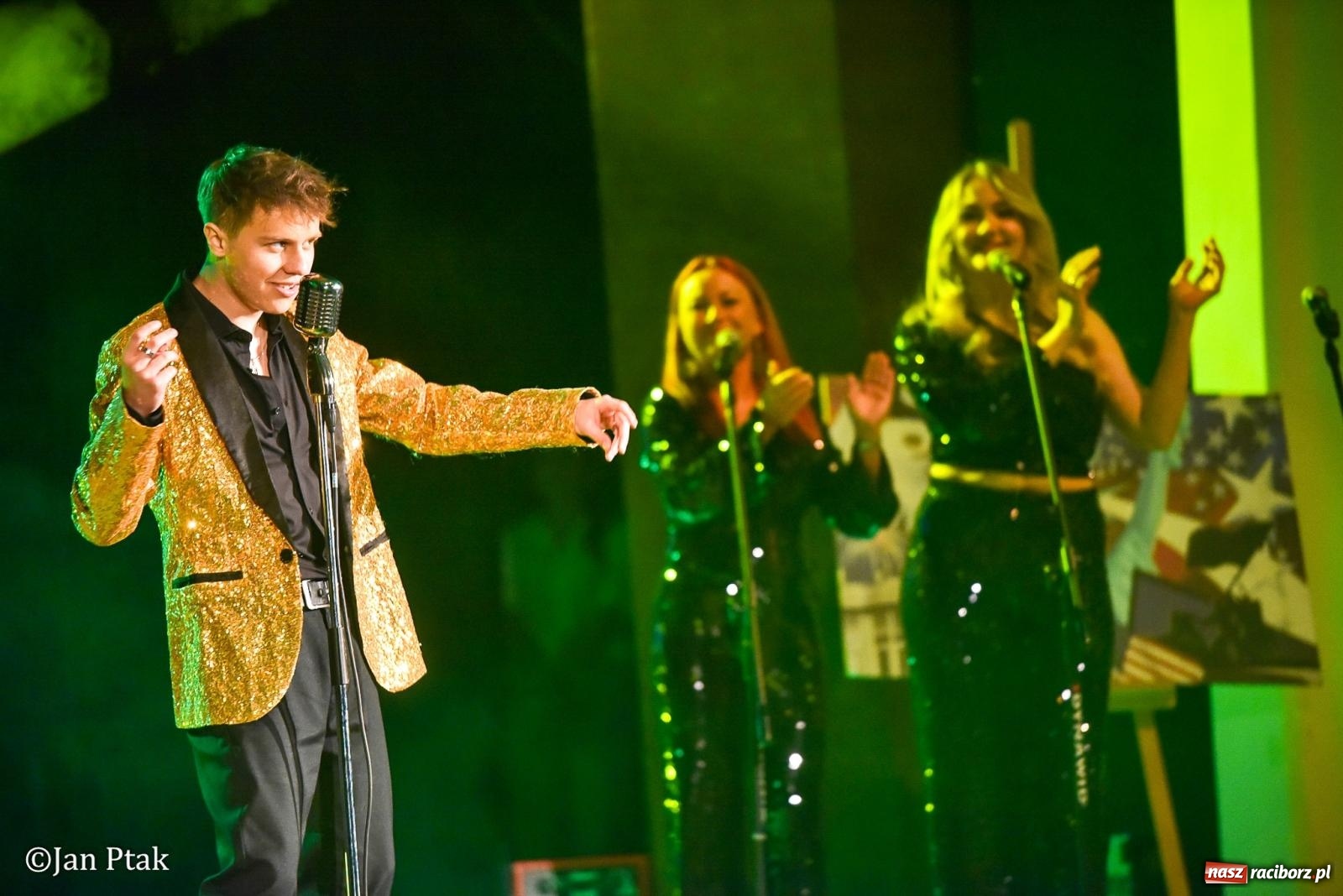 Zdjęcie w galerii na portalu naszraciborz.pl: Elvis ożył w Raciborzu na Dzień Kobiet i rozdawał róże. Fabian Besta w RCK wiadomości z regionu