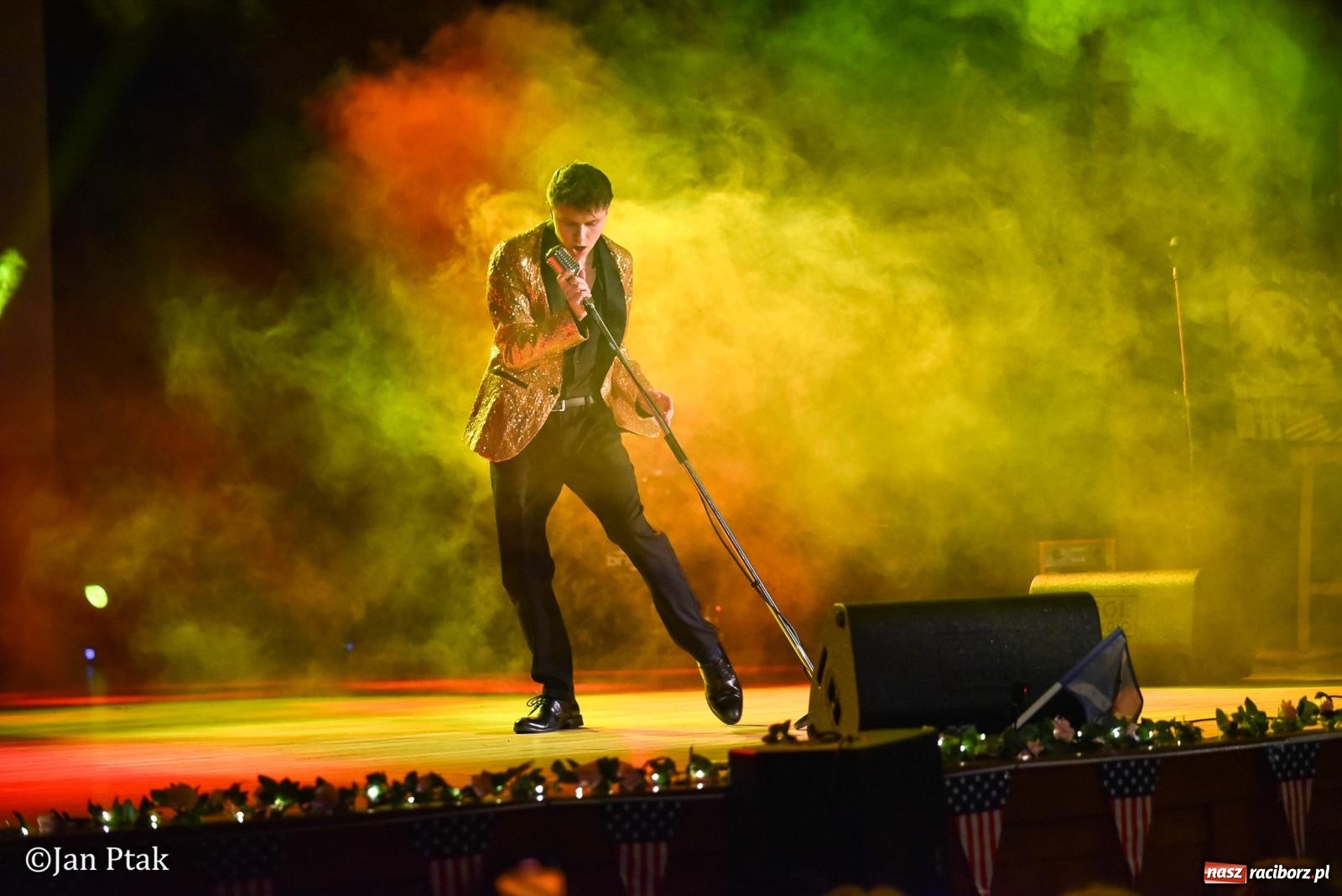 Zdjęcie w galerii na portalu naszraciborz.pl: Elvis ożył w Raciborzu na Dzień Kobiet i rozdawał róże. Fabian Besta w RCK wiadomości z regionu