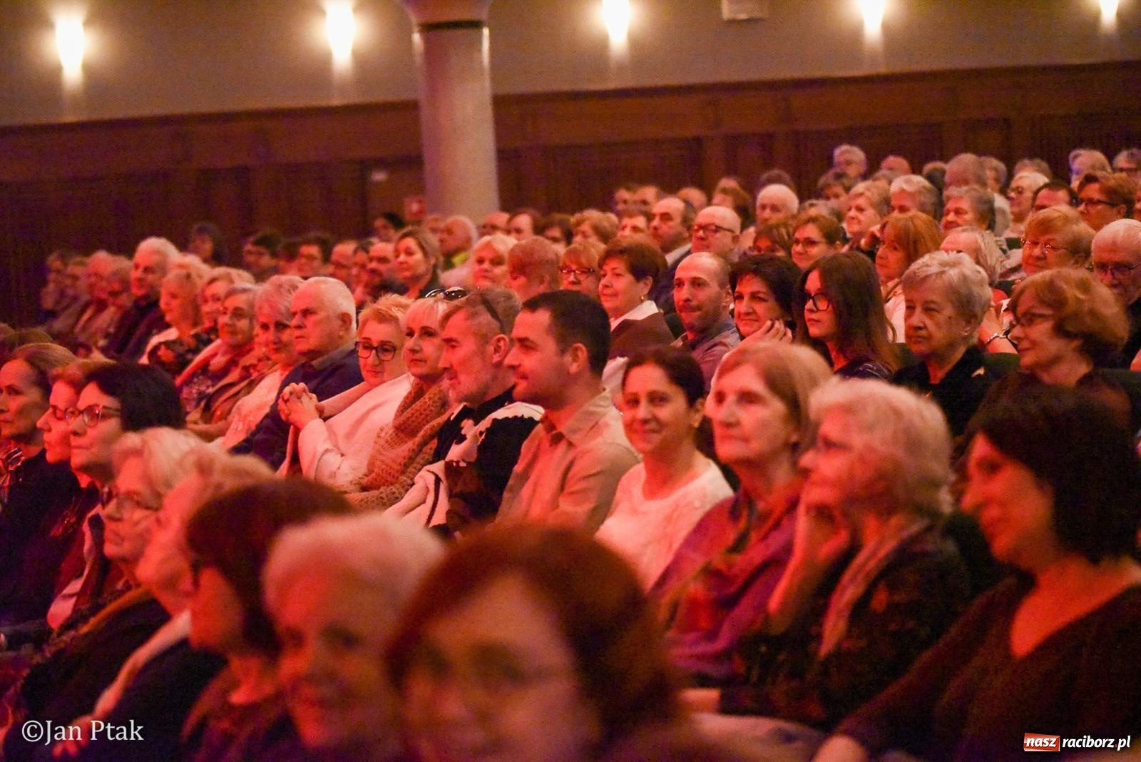 Zdjęcie w galerii na portalu naszraciborz.pl: Elvis ożył w Raciborzu na Dzień Kobiet i rozdawał róże. Fabian Besta w RCK wiadomości z regionu