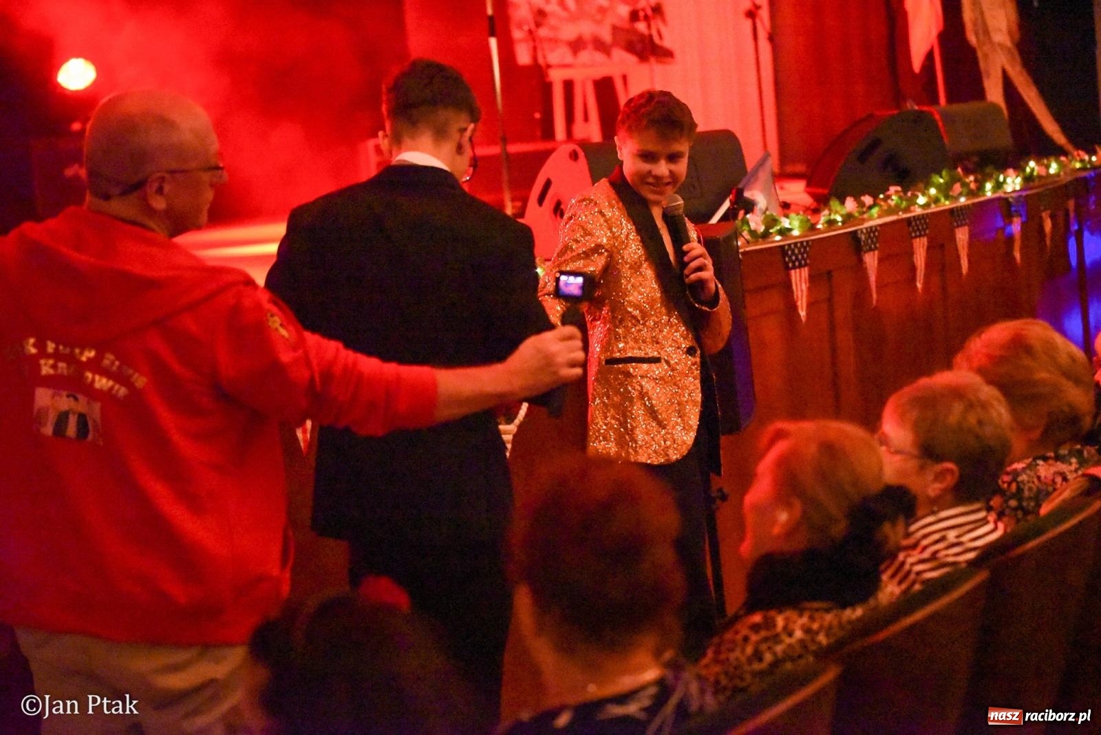 Zdjęcie w galerii na portalu naszraciborz.pl: Elvis ożył w Raciborzu na Dzień Kobiet i rozdawał róże. Fabian Besta w RCK wiadomości z regionu