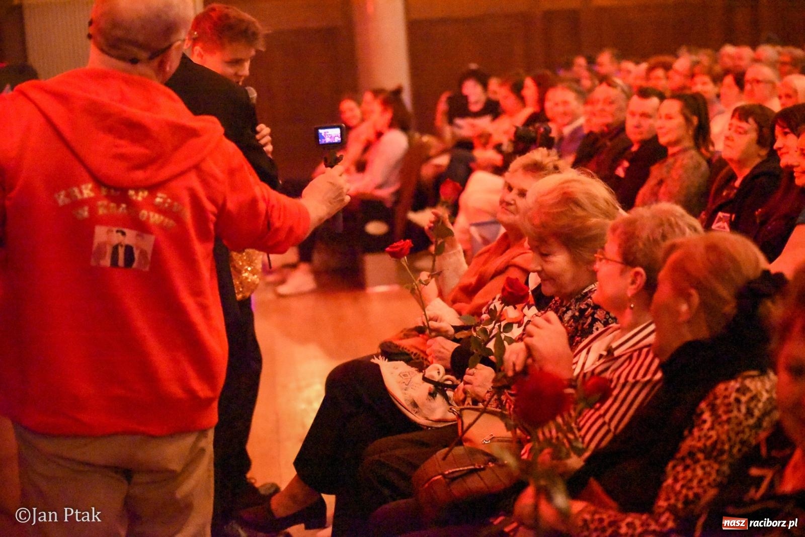 Zdjęcie w galerii na portalu naszraciborz.pl: Elvis ożył w Raciborzu na Dzień Kobiet i rozdawał róże. Fabian Besta w RCK wiadomości z regionu